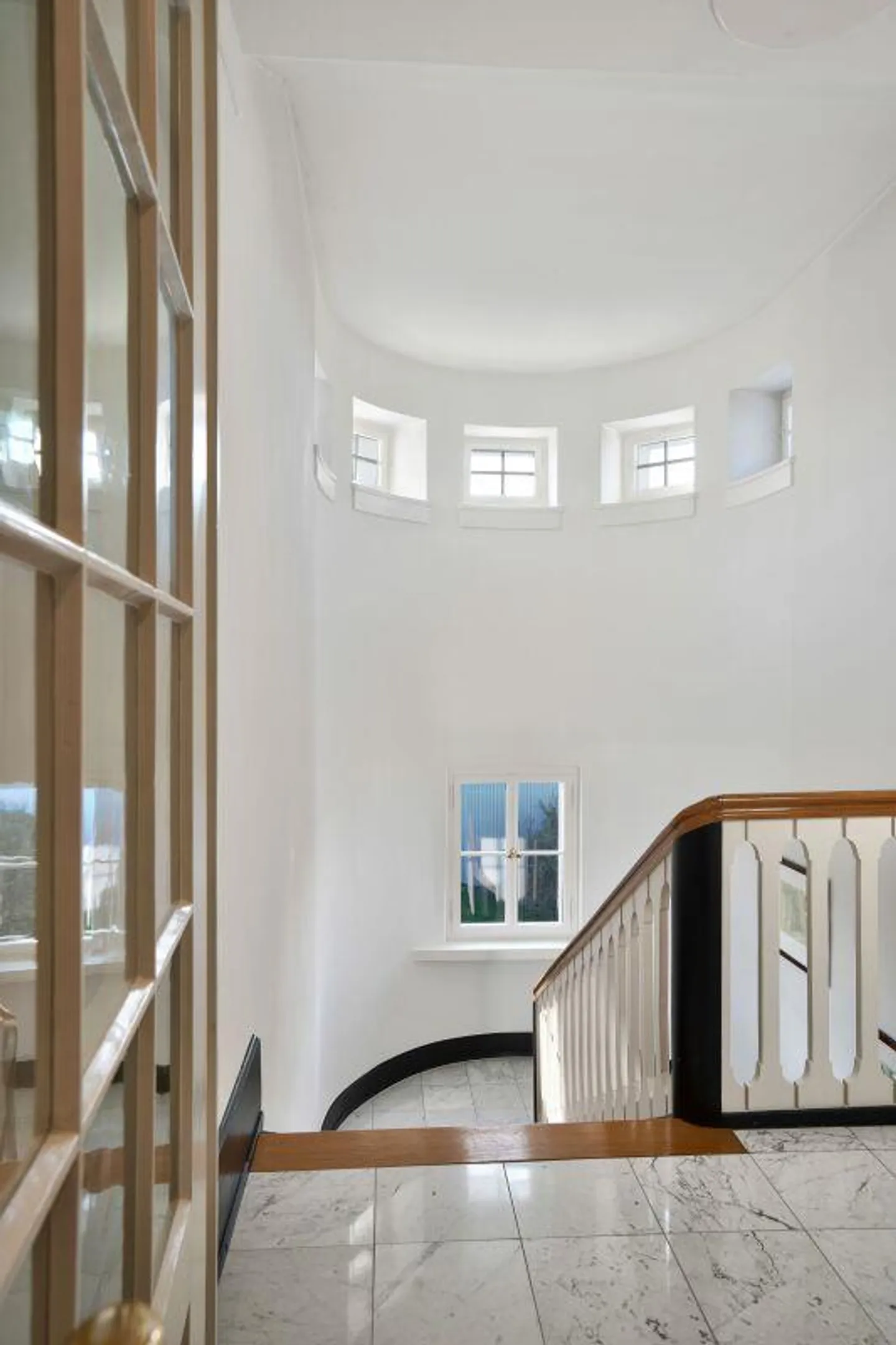 Villa de maître avec un terrain de 2 008 m2 semblable à un parc - Photo 11 sur 13