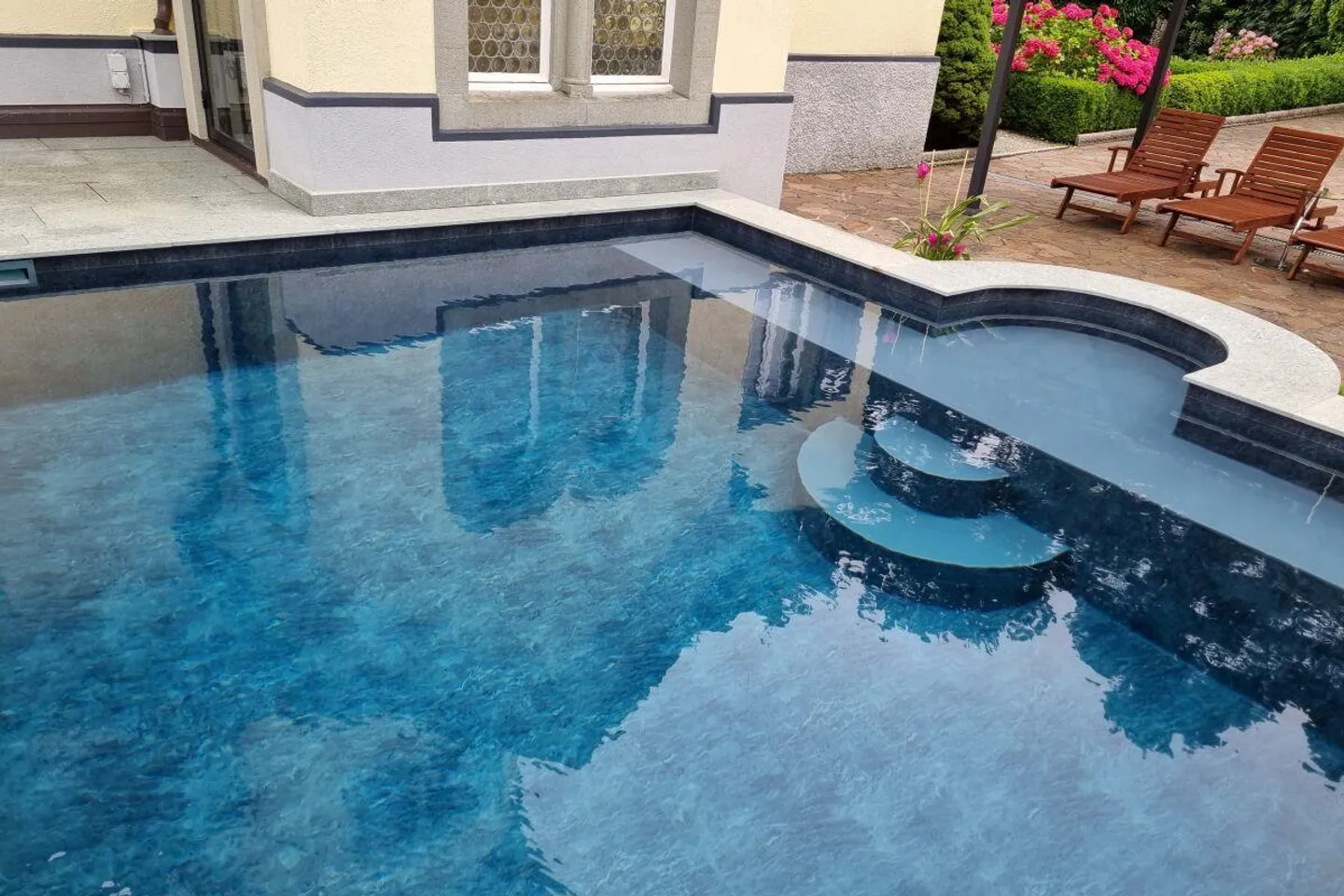 Villa de maître avec un terrain de 2 008 m2 semblable à un parc - Photo 12 sur 13