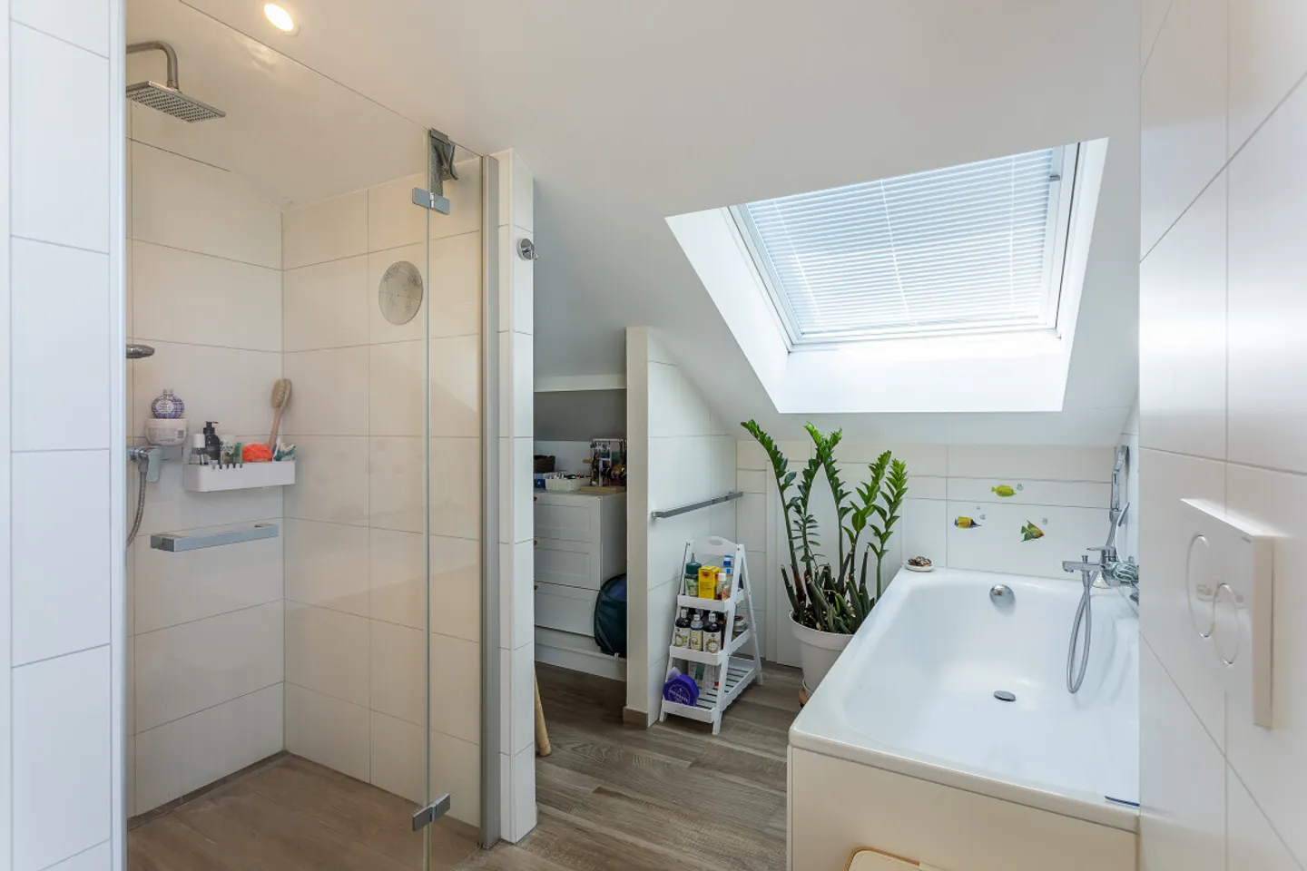 REIHENHAUS MIT 4,5 ZIMMERN, PRIVATGARTEN, TERRASSE UND HEIZBAR VERFÜGBAR! - Foto 6 von 13