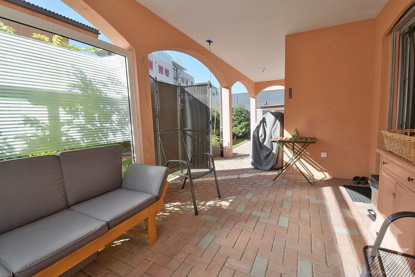 Spacious 4.5-room apartment with 2 parking spaces included - Photo 4 of 13