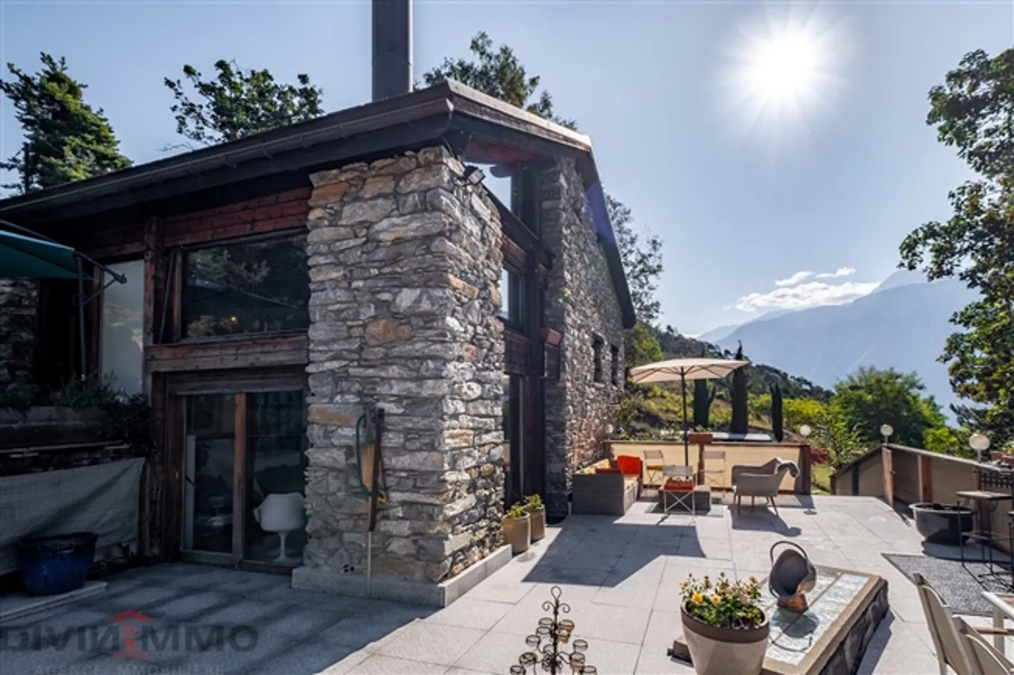 «Prächtiges, einzigartiges, atypisches Gebäude im Herzen der üppigen Natur.» - Foto 1 von 12