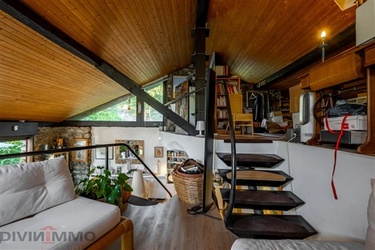 «Prächtiges, einzigartiges, atypisches Gebäude im Herzen der üppigen Natur.» - Foto 2 von 12