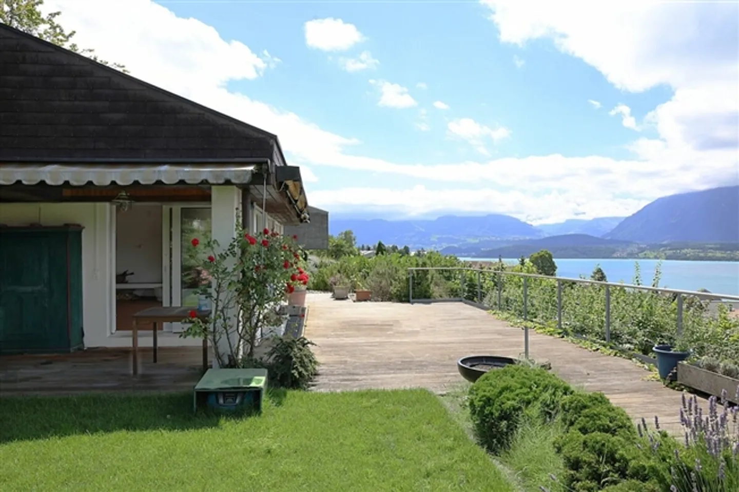 5.5-room single-family house with generous ancillary rooms and lake view - Photo 1 of 12