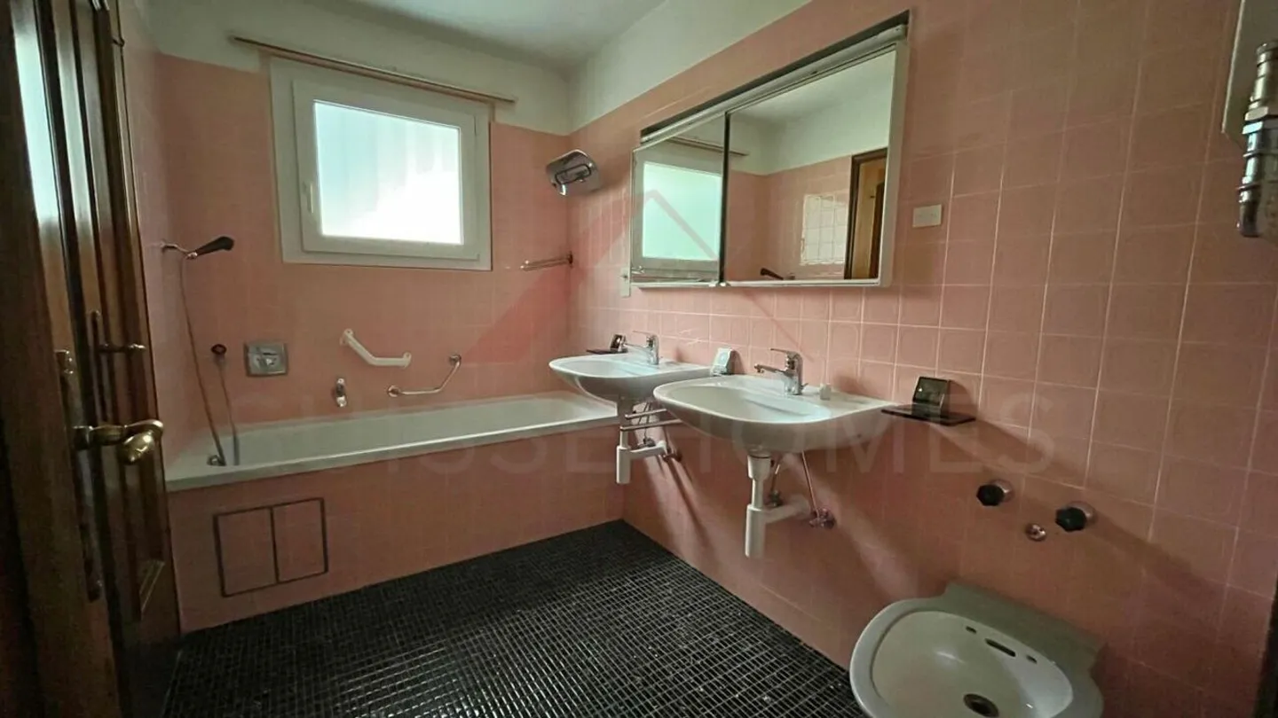 Raro a Delémont: luminoso appartamento di 3,5 locali di 85 m² con terrazza e vista panoramica - Foto 11 di 12