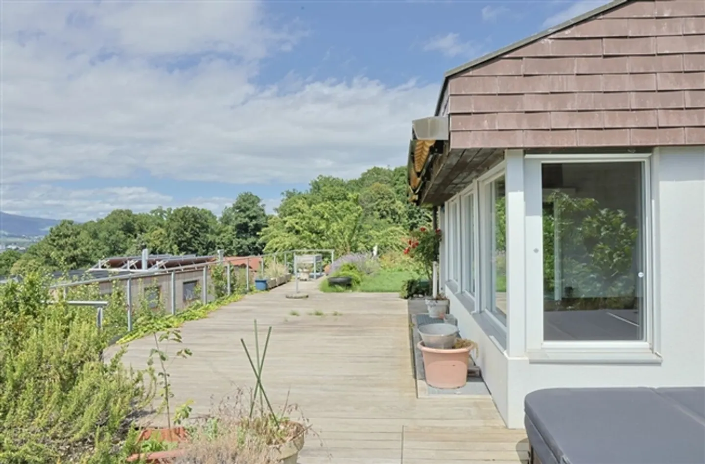 5.5-room single-family house with generous ancillary rooms and lake view - Photo 3 of 12