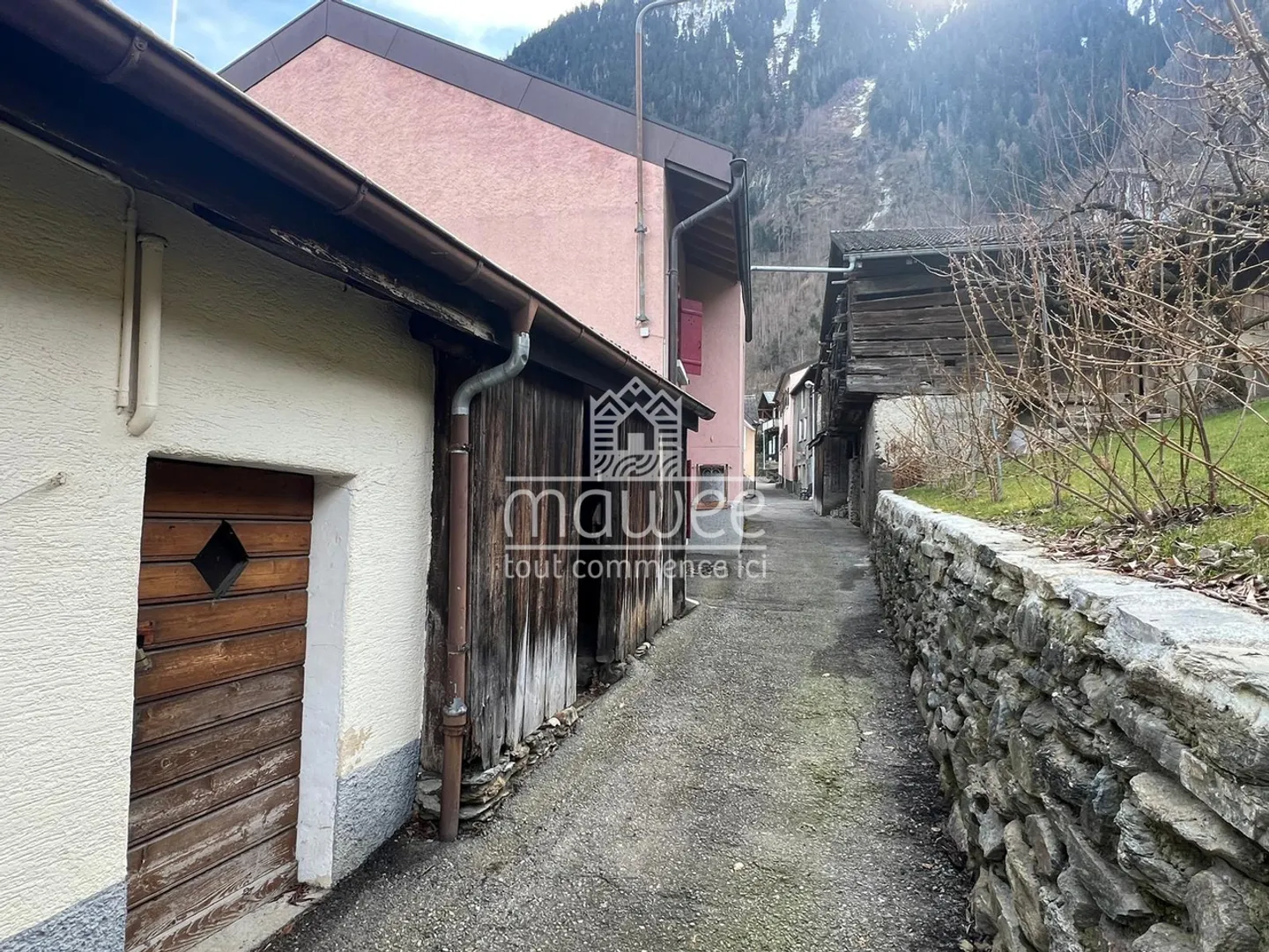 Bâtiment historique à rénover - Centre de Brocard (Martigny-Croix) - Photo 1 sur 5