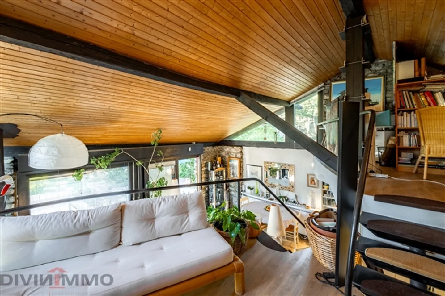 «Prächtiges, einzigartiges, atypisches Gebäude im Herzen der üppigen Natur.» - Foto 3 von 12