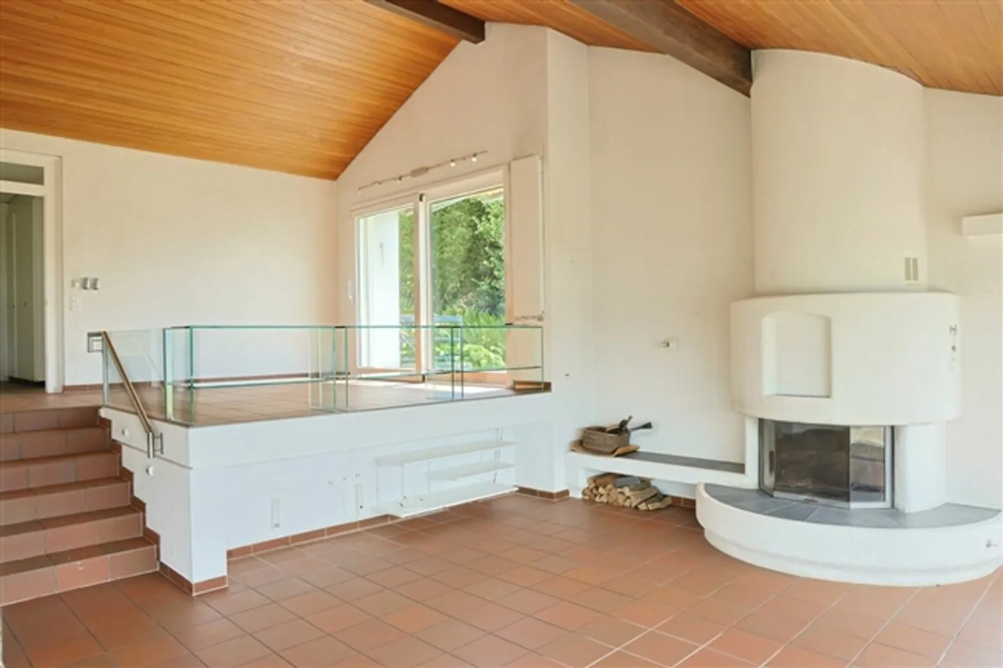 5.5-room single-family house with generous ancillary rooms and lake view - Photo 7 of 12