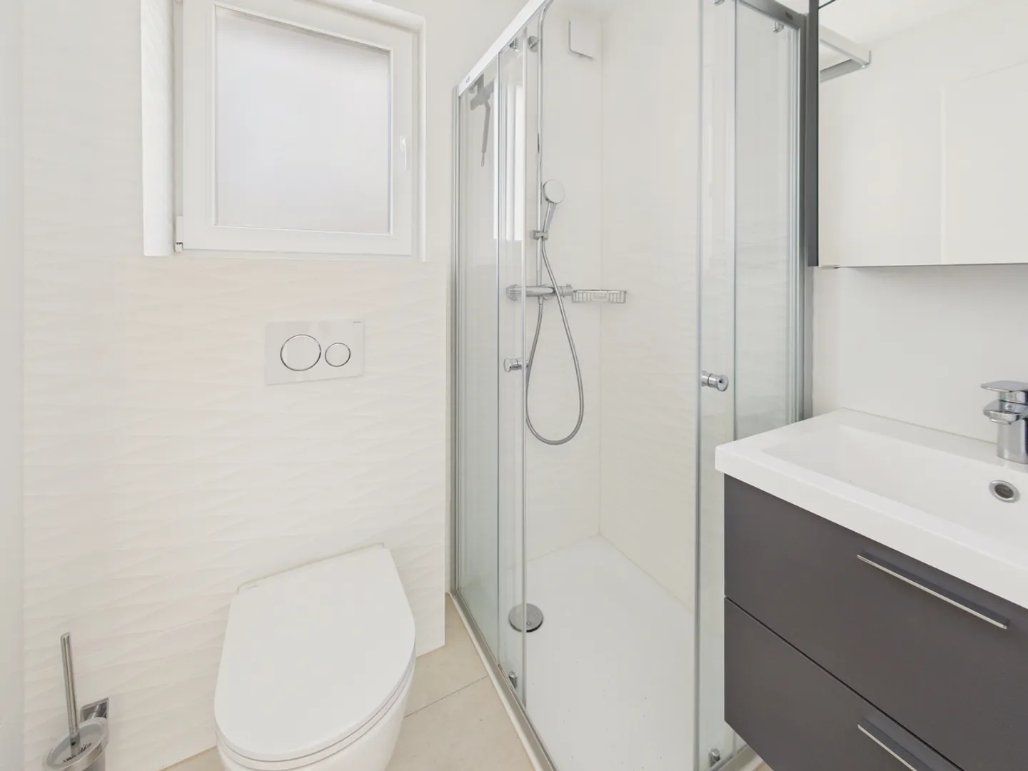 Spacious and bright 4.5-room apartment with a large terrace and stunning mountain views in Miex, VS. - Photo 8 of 13