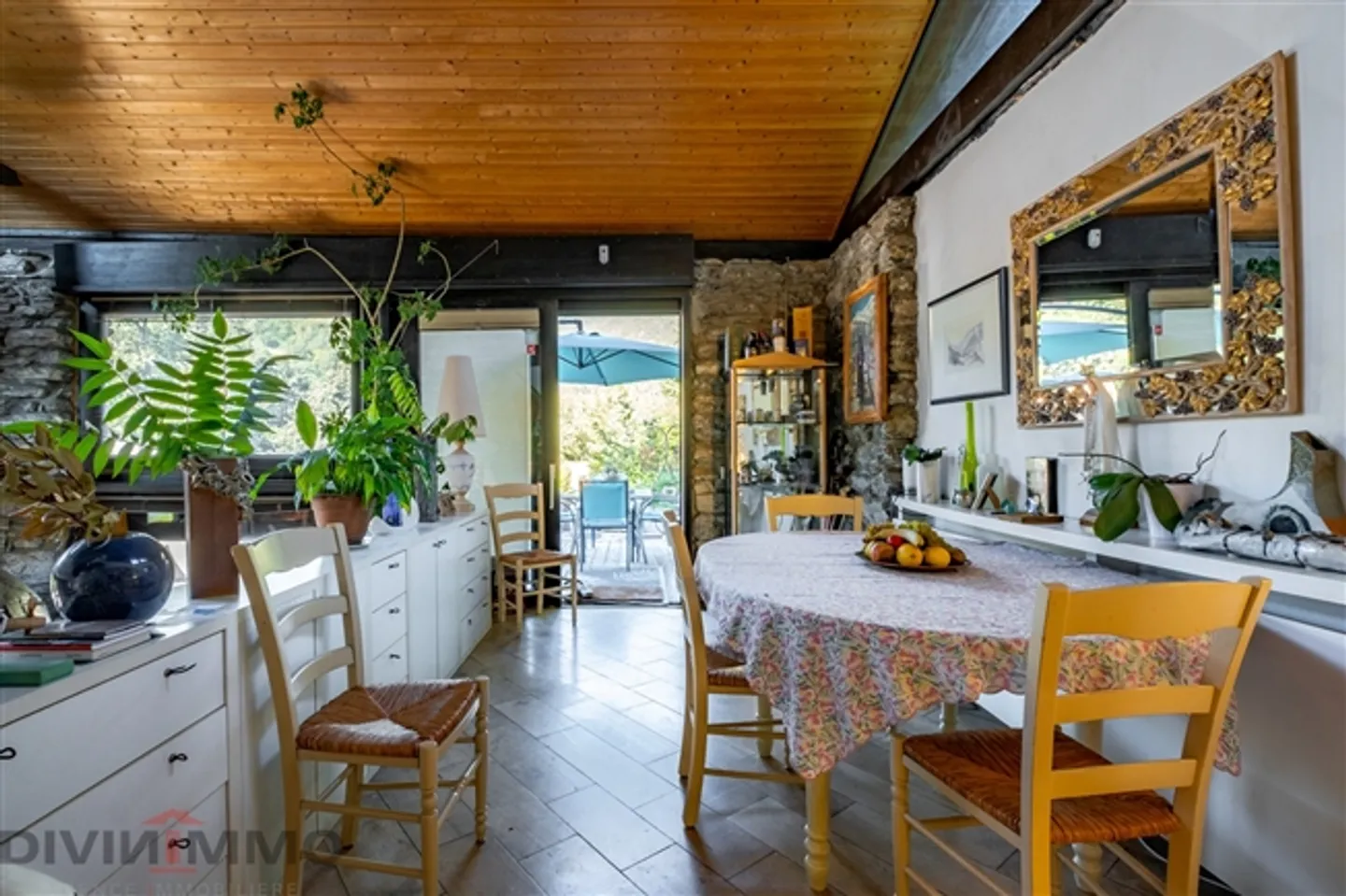 «Prächtiges, einzigartiges, atypisches Gebäude im Herzen der üppigen Natur.» - Foto 7 von 12