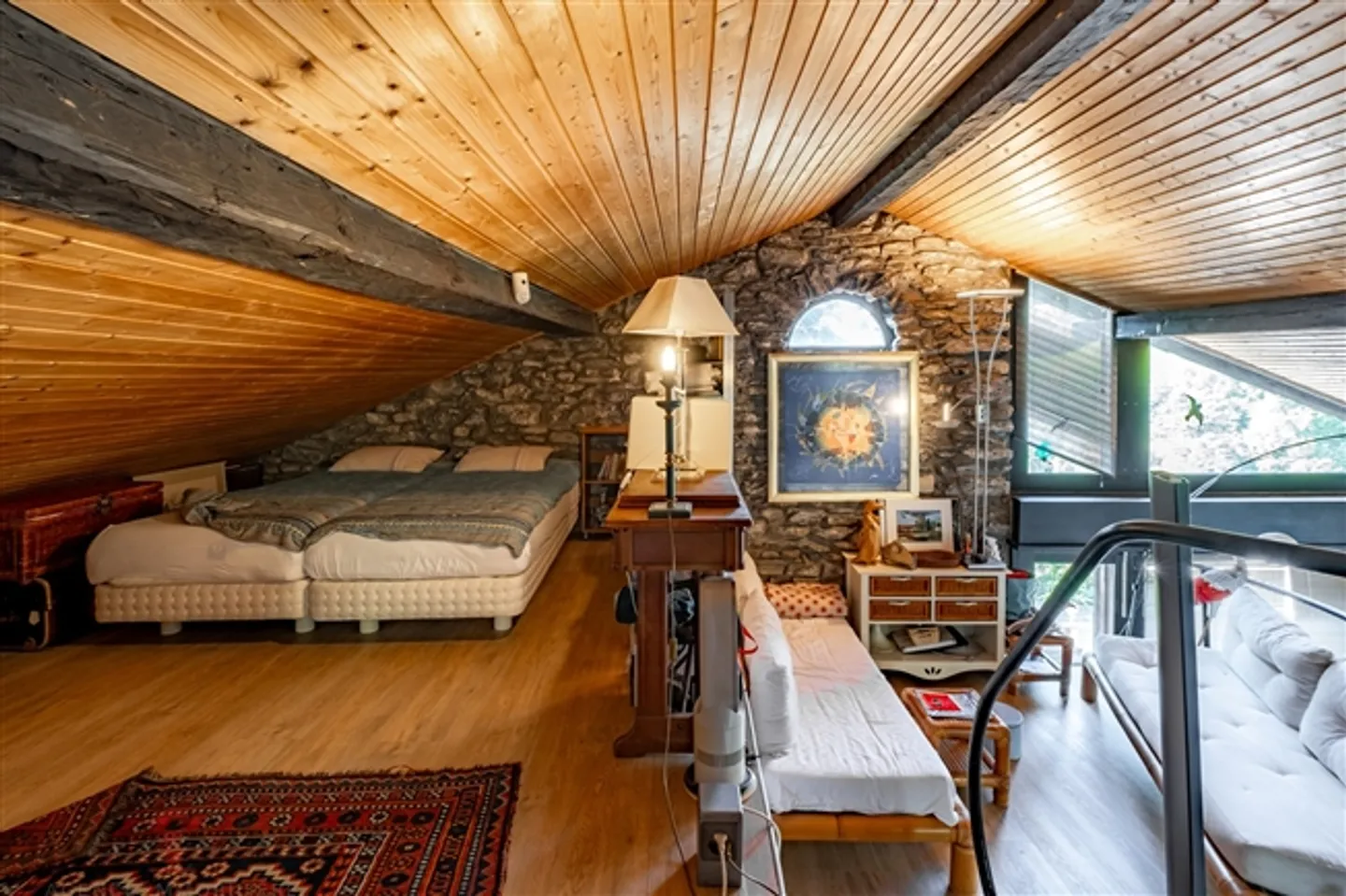 «Prächtiges, einzigartiges, atypisches Gebäude im Herzen der üppigen Natur.» - Foto 4 von 12