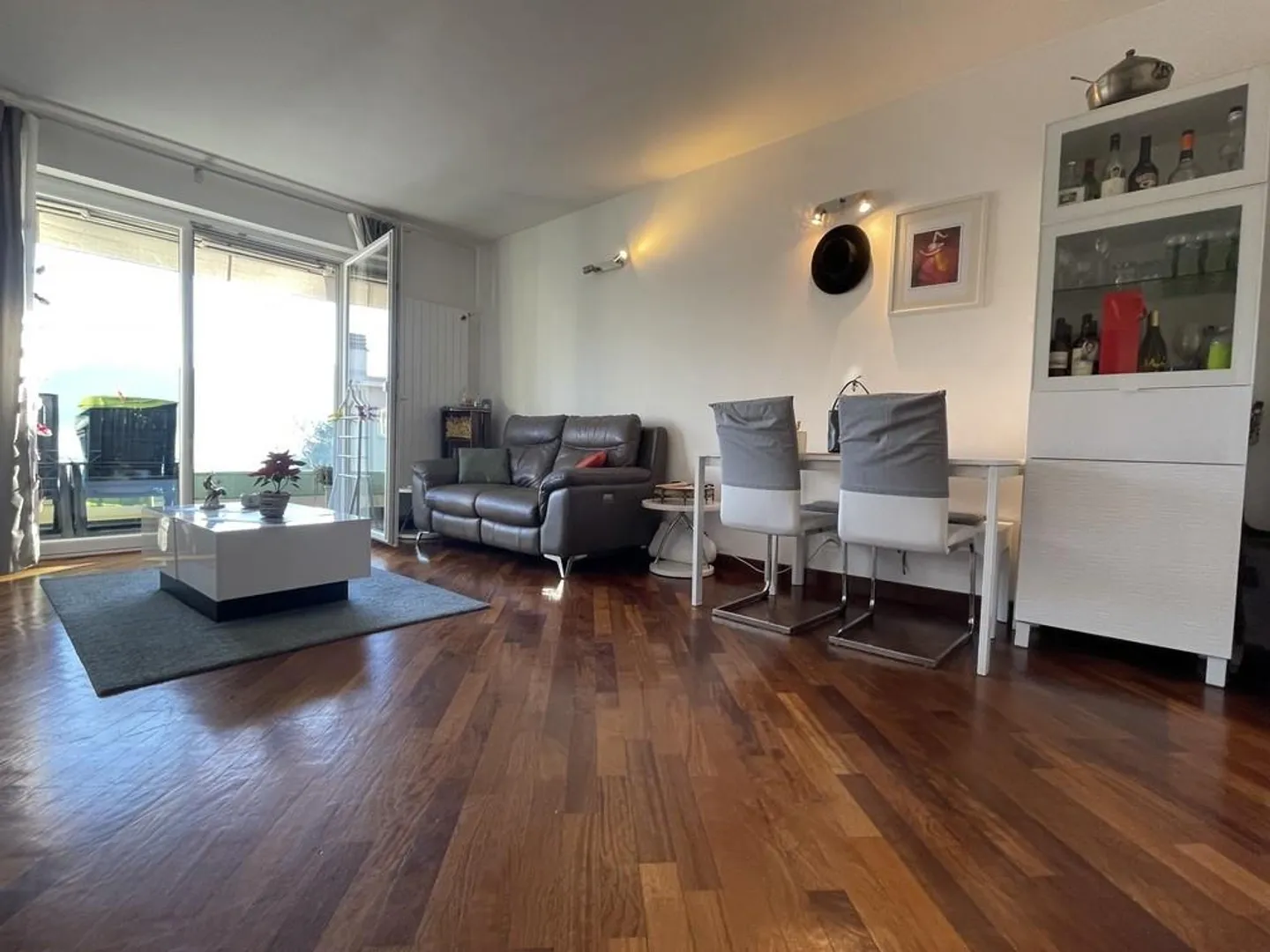 SPACIOUS 2.5 APARTMENT WITH LAKE VIEW AND OUTDOOR PARKING - Photo 4 of 13