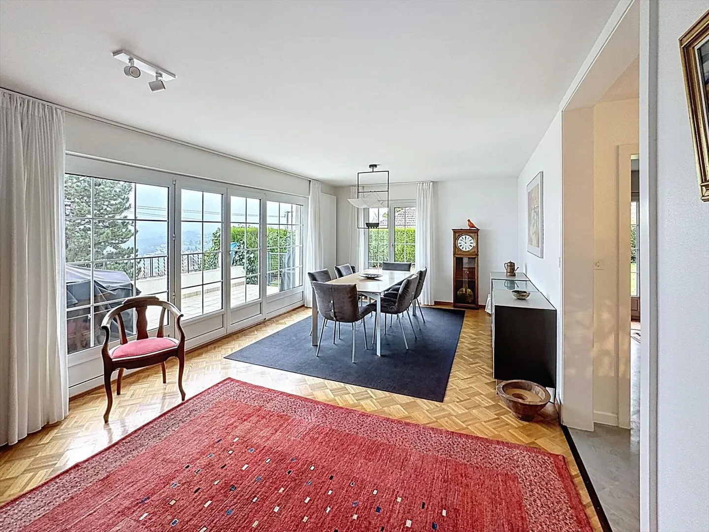 Élégante maison individuelle avec vue sur le lac et les Alpes à Auvernier - Photo 2 sur 13