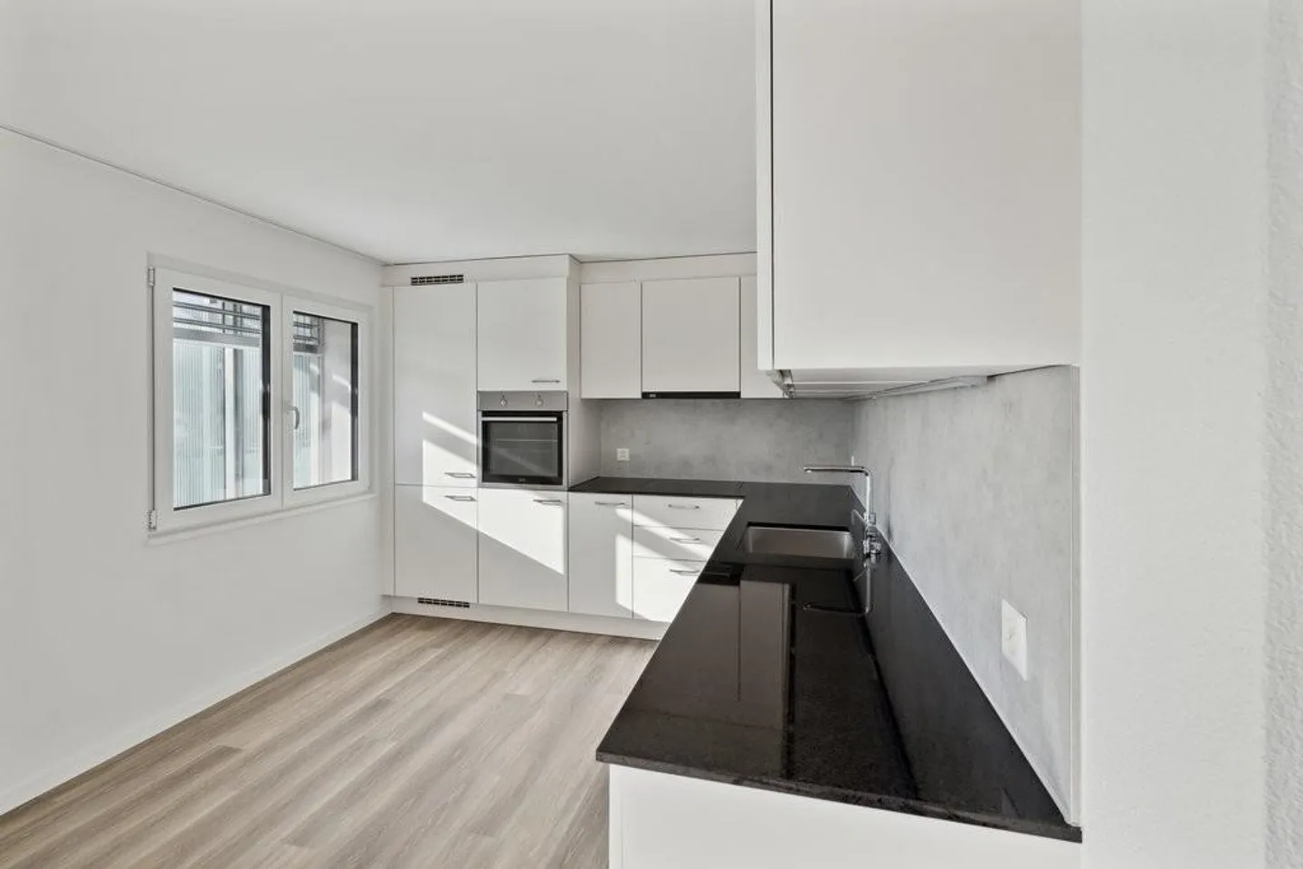 Bright 4.5 Room Apartment in a Quiet Environment - Photo 3 of 9