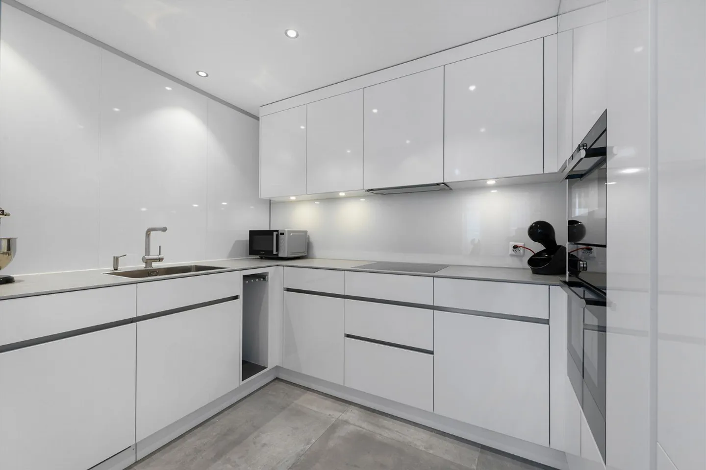 Appartement moderne et lumineux de 3,5 pièces avec une grande terrasse de 92m2 - Photo 3 sur 13