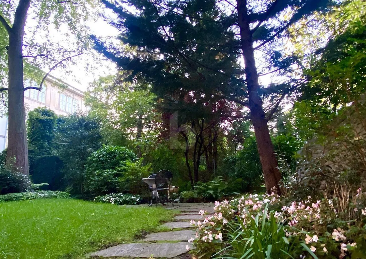 Bureau Central avec Jardin Privé - Photo 1 sur 4