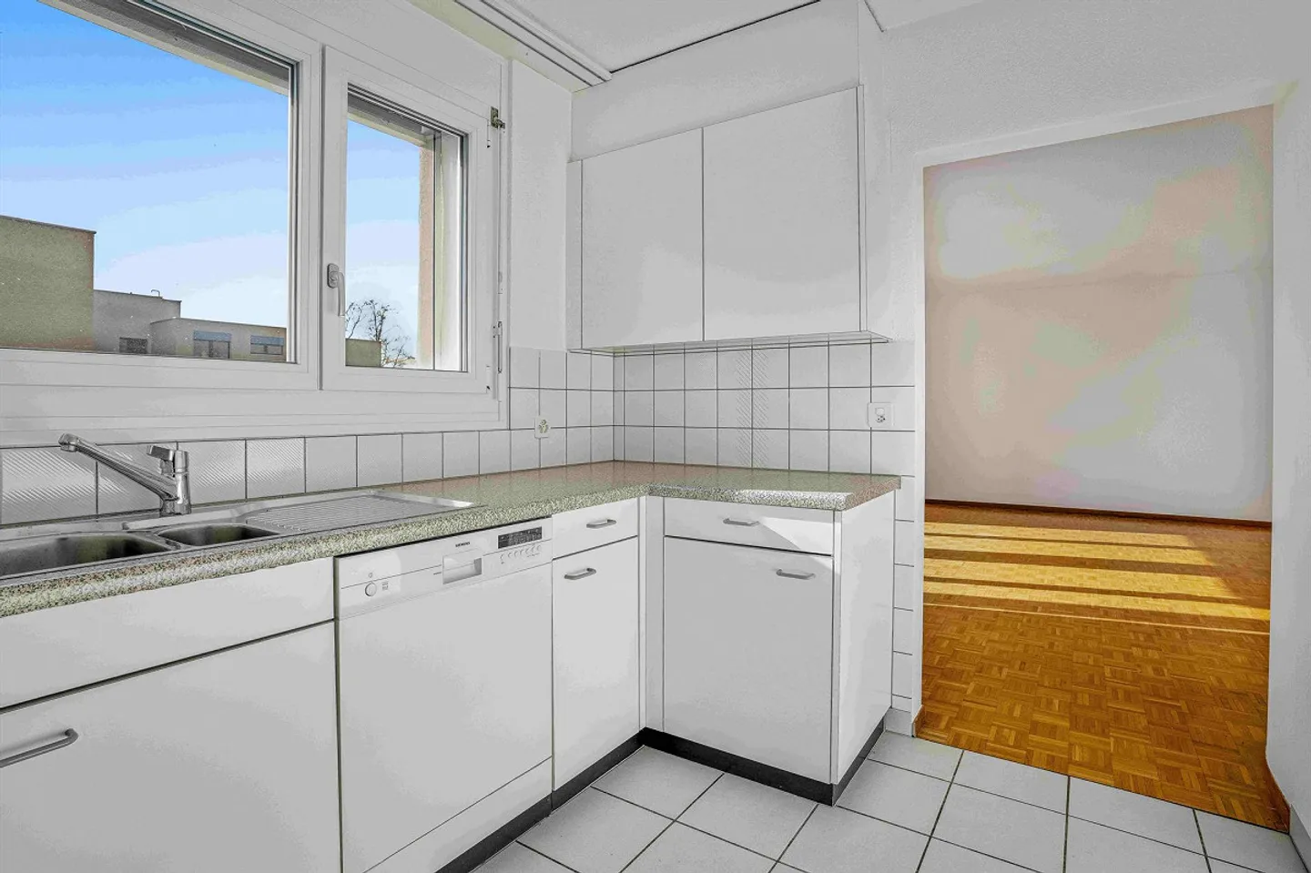 Apartment in a quiet and sunny location - Photo 2 of 8