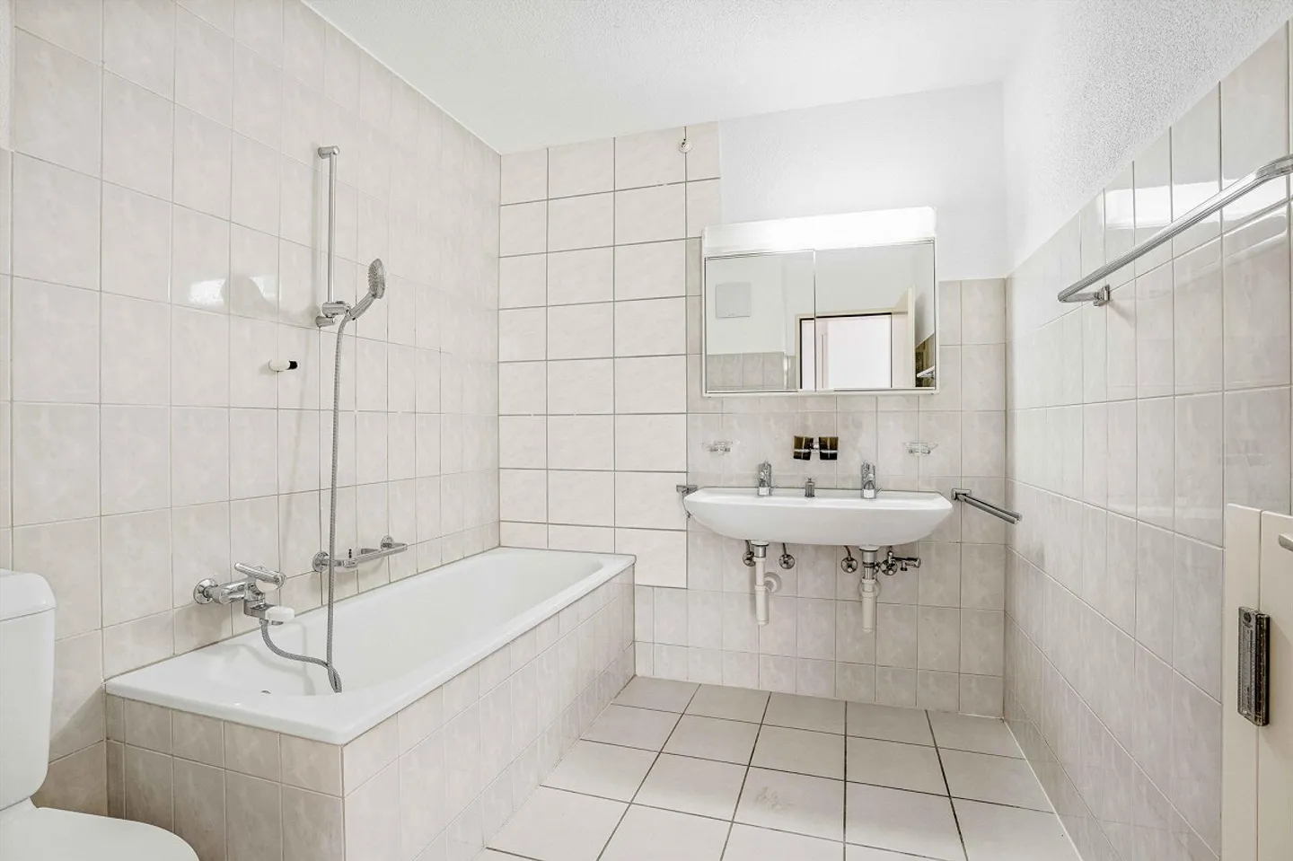 Apartment in a quiet and sunny location - Photo 3 of 8