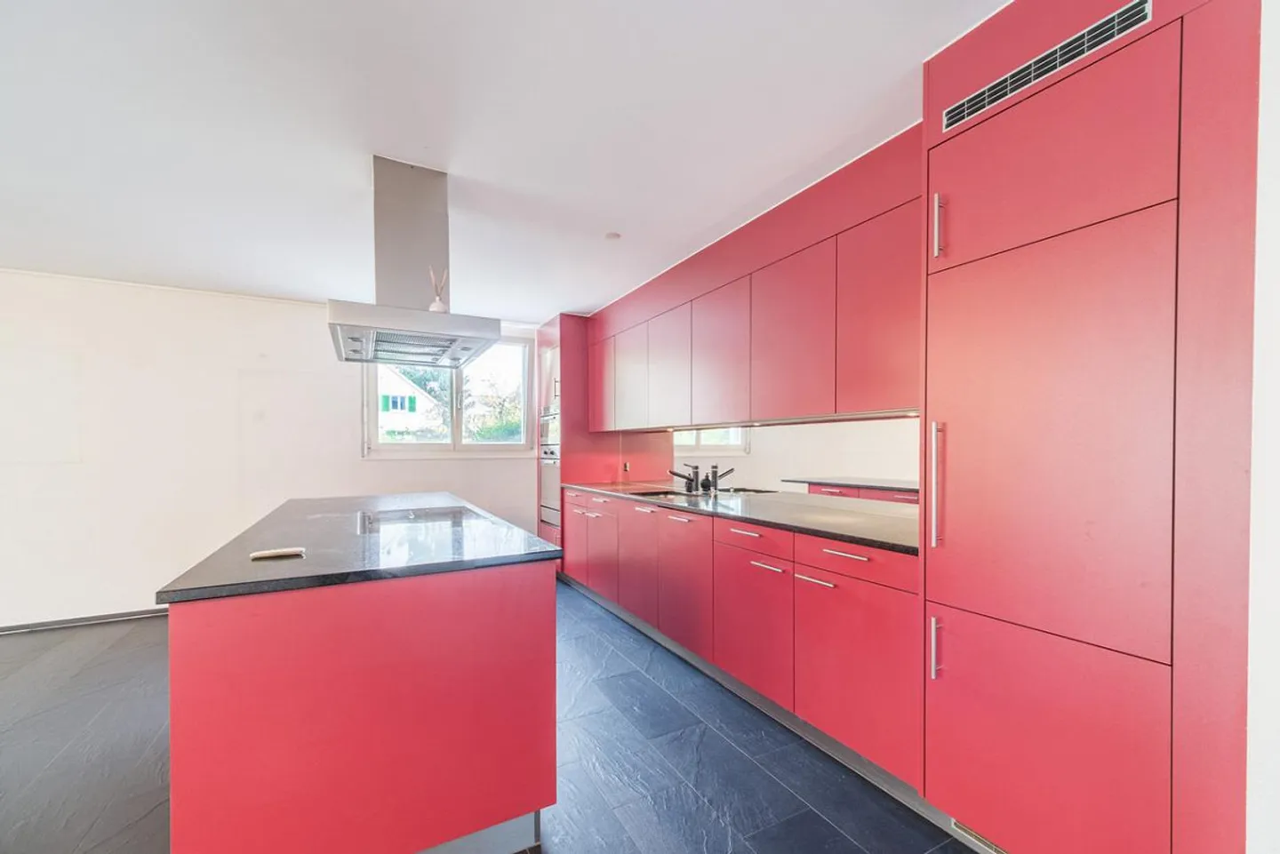 Ampio appartamento di 5 1/2 stanze con giardino privato - Foto 4 di 13