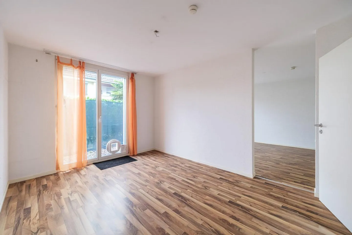 Ampio appartamento di 5 1/2 stanze con giardino privato - Foto 9 di 13