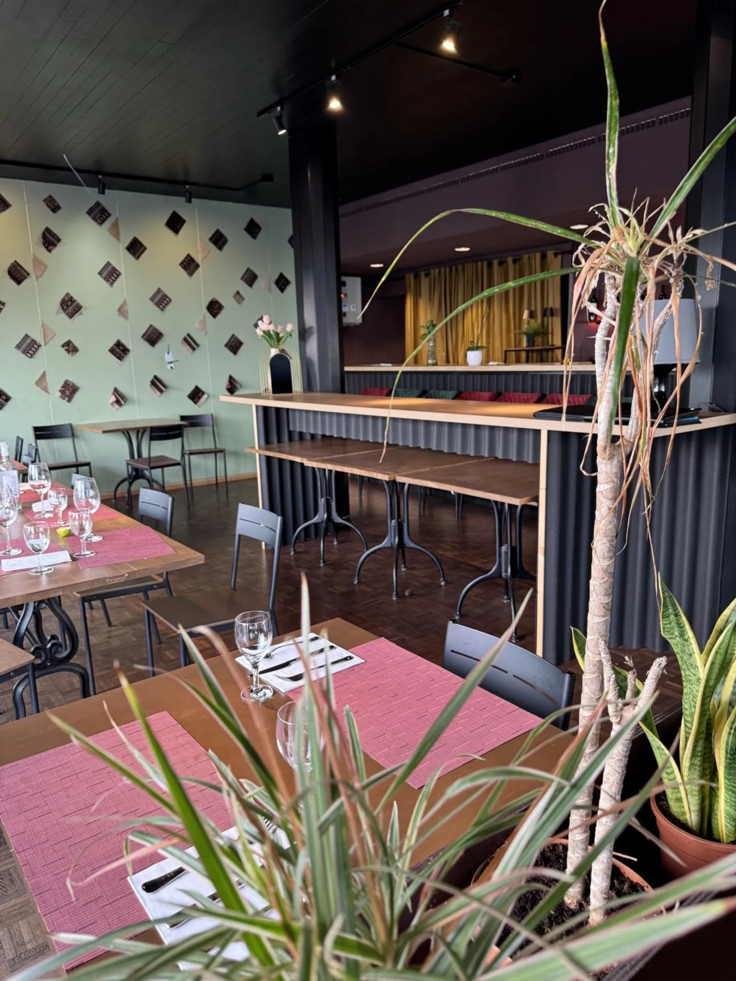 Restaurant with Terrace in Prime Location - Photo 4 of 10