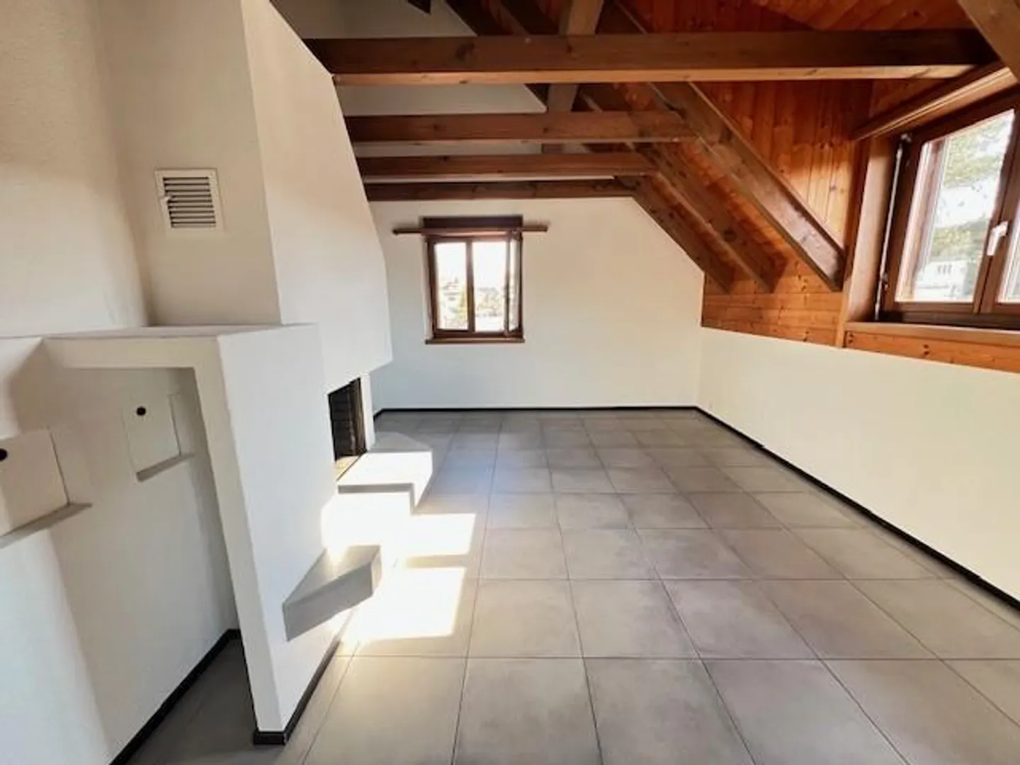 Ottimo appartamento duplex con balcone, nel cuore di Lengnau - Foto 1 di 8
