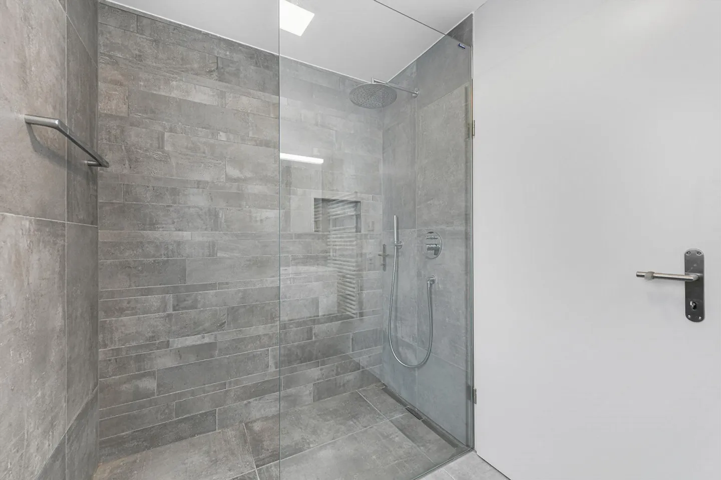 Appartement moderne et lumineux de 3,5 pièces avec une grande terrasse de 92m2 - Photo 10 sur 13