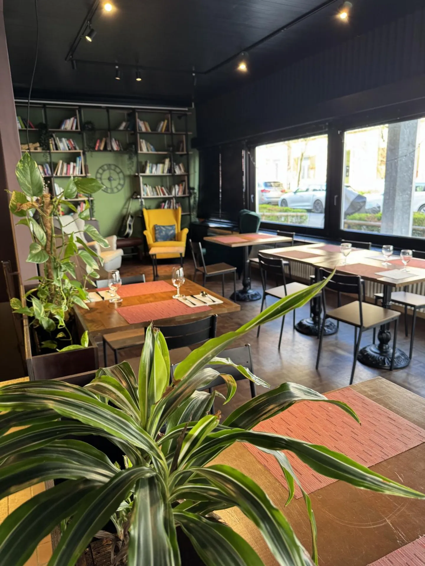 Restaurant with Terrace in Prime Location - Photo 2 of 10