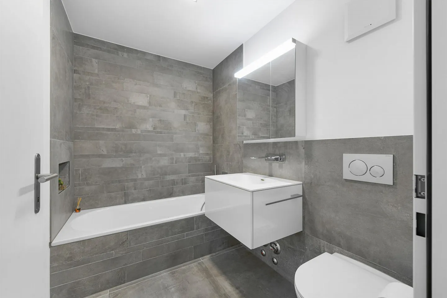 Appartement moderne et lumineux de 3,5 pièces avec une grande terrasse de 92m2 - Photo 11 sur 13