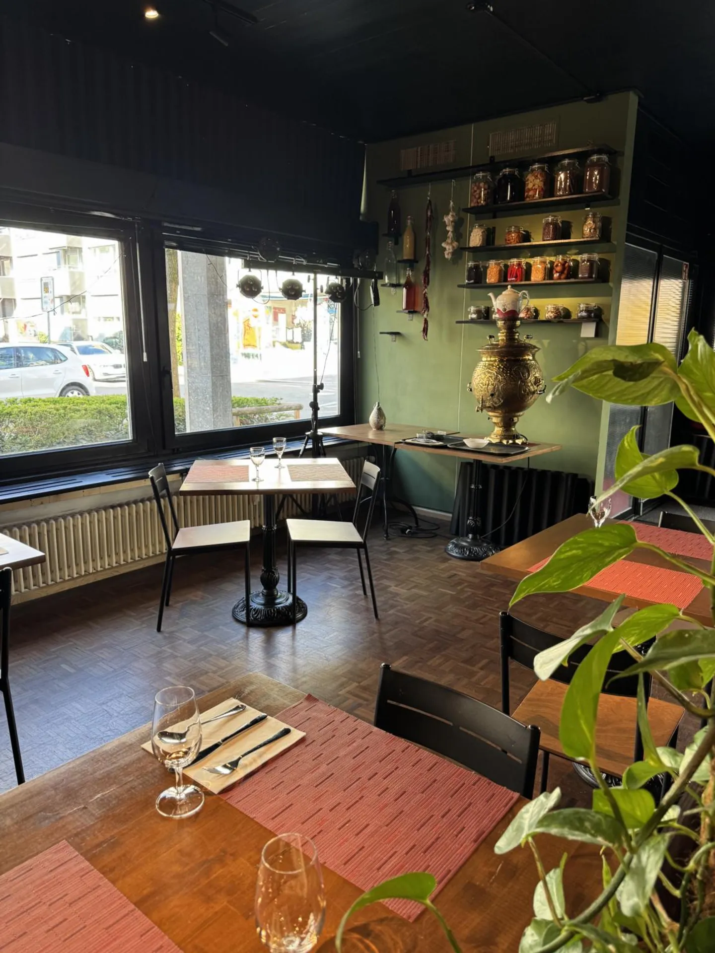 Restaurant with Terrace in Prime Location - Photo 3 of 10