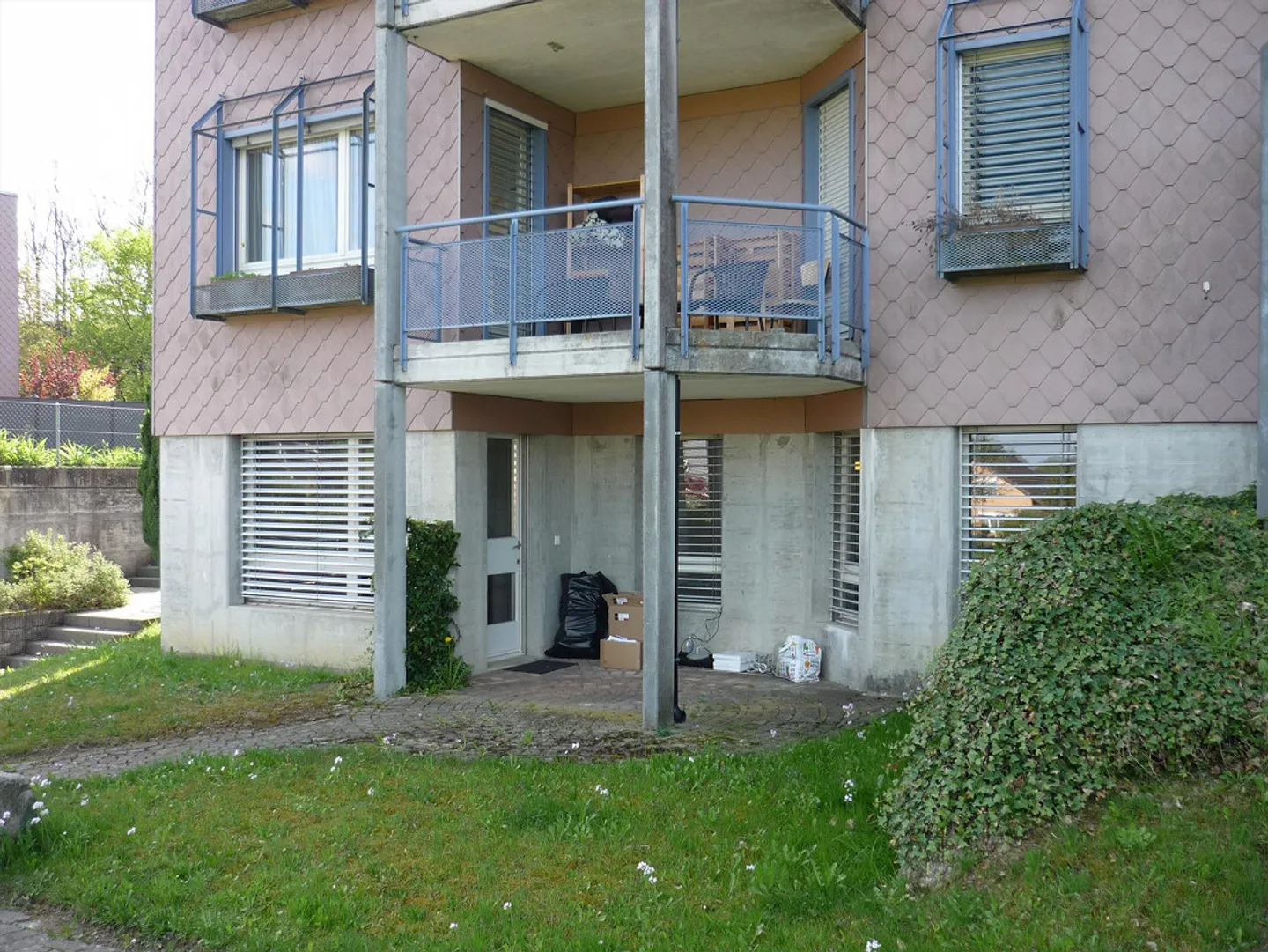 Appartement 3,5 pièces avec coin salon dans un endroit calme avec une belle vue sur la verdure - Photo 2 sur 10