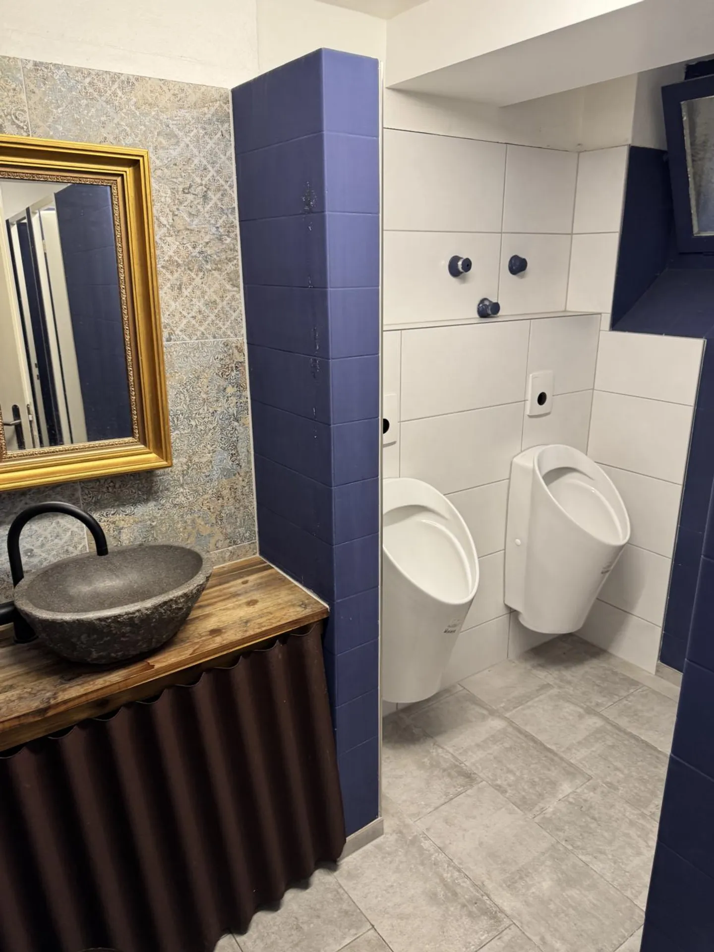 Restaurant with Terrace in Prime Location - Photo 9 of 10