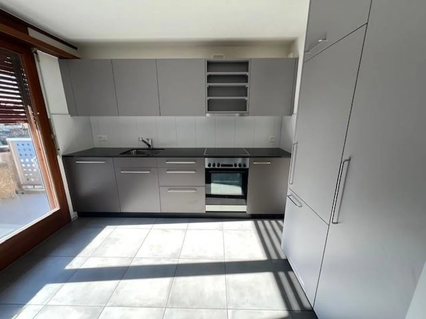 Ottimo appartamento duplex con balcone, nel cuore di Lengnau - Foto 3 di 8