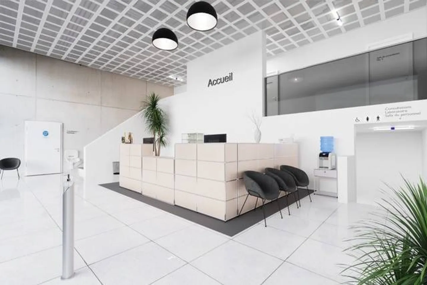 Spacious contemporary arcade of 132 m², suitable for multiple activities - Photo 2 of 6