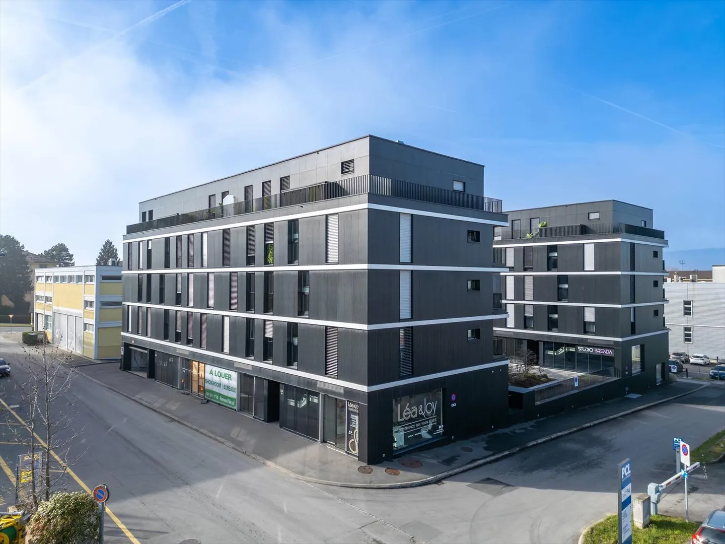 Spacious contemporary arcade of 132 m², suitable for multiple activities - Photo 1 of 6