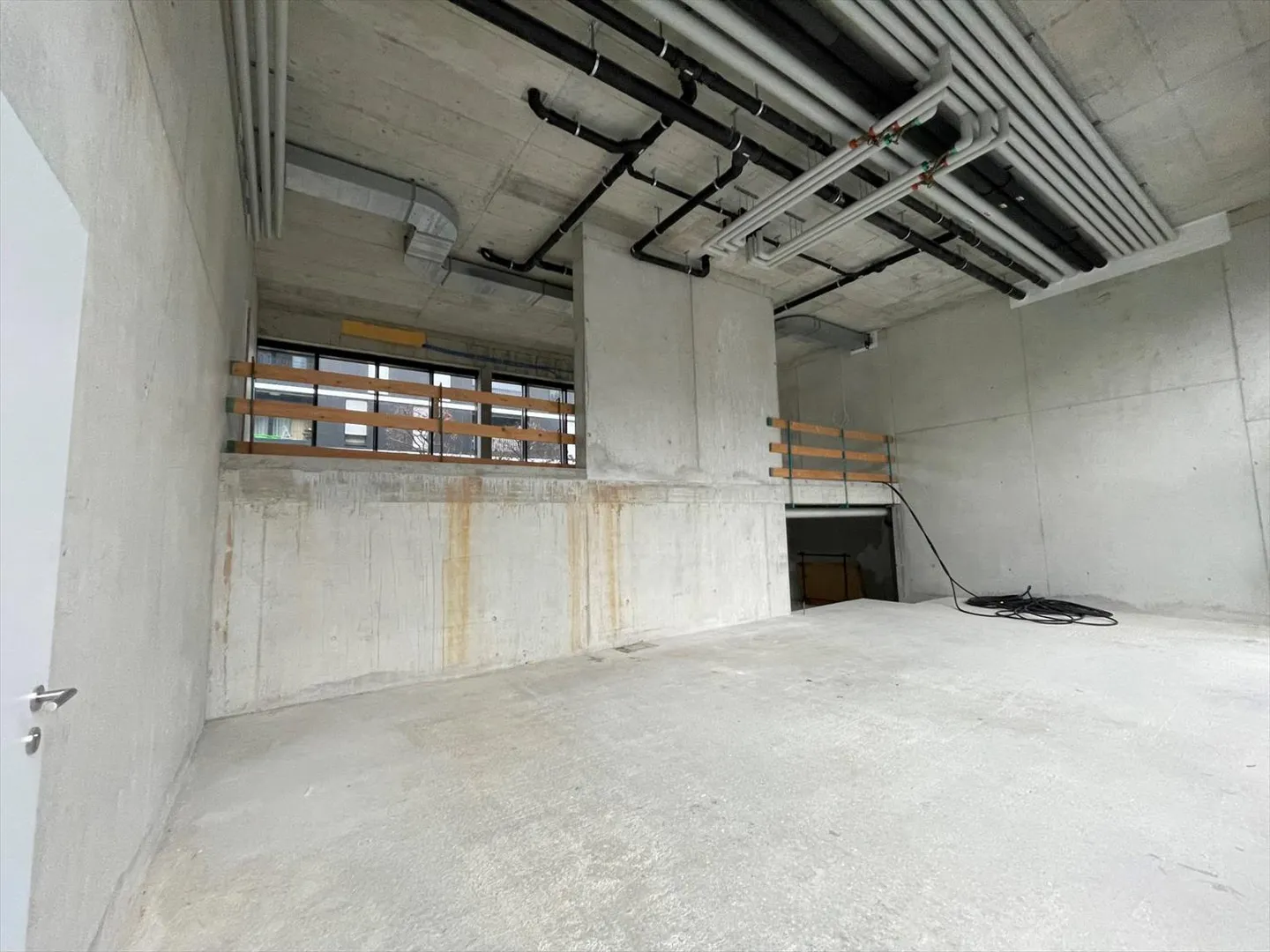 Spacious contemporary arcade of 132 m², suitable for multiple activities - Photo 3 of 6