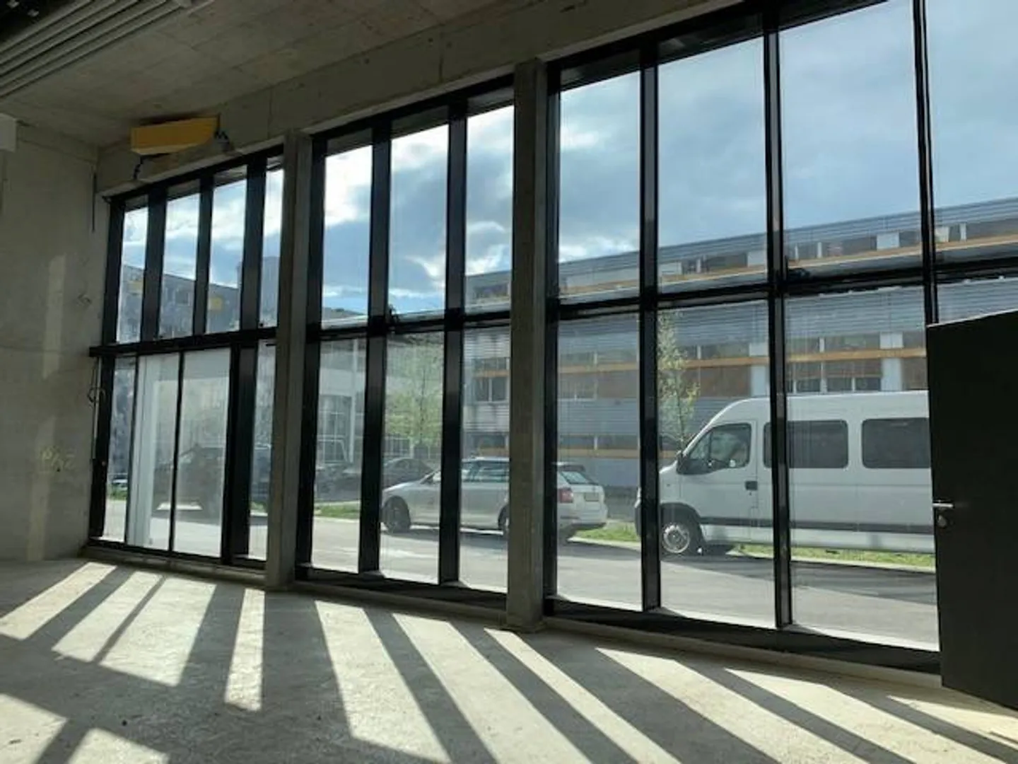 Spacious contemporary arcade of 132 m², suitable for multiple activities - Photo 5 of 6