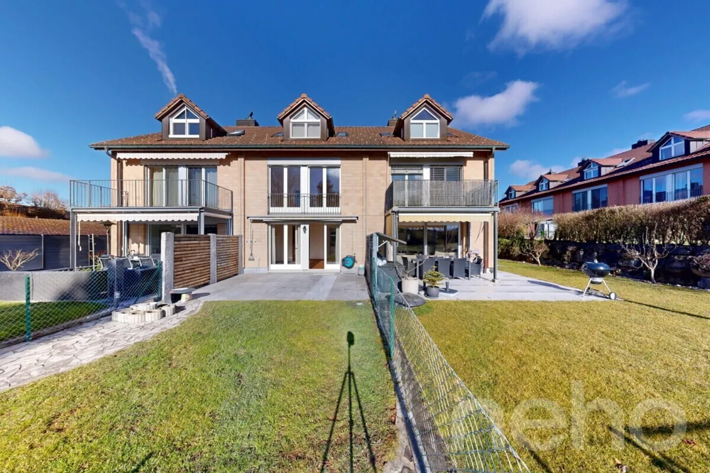 Maison mitoyenne attrayante de 5,5 pièces avec vue sur la verdure - Photo 1 sur 11