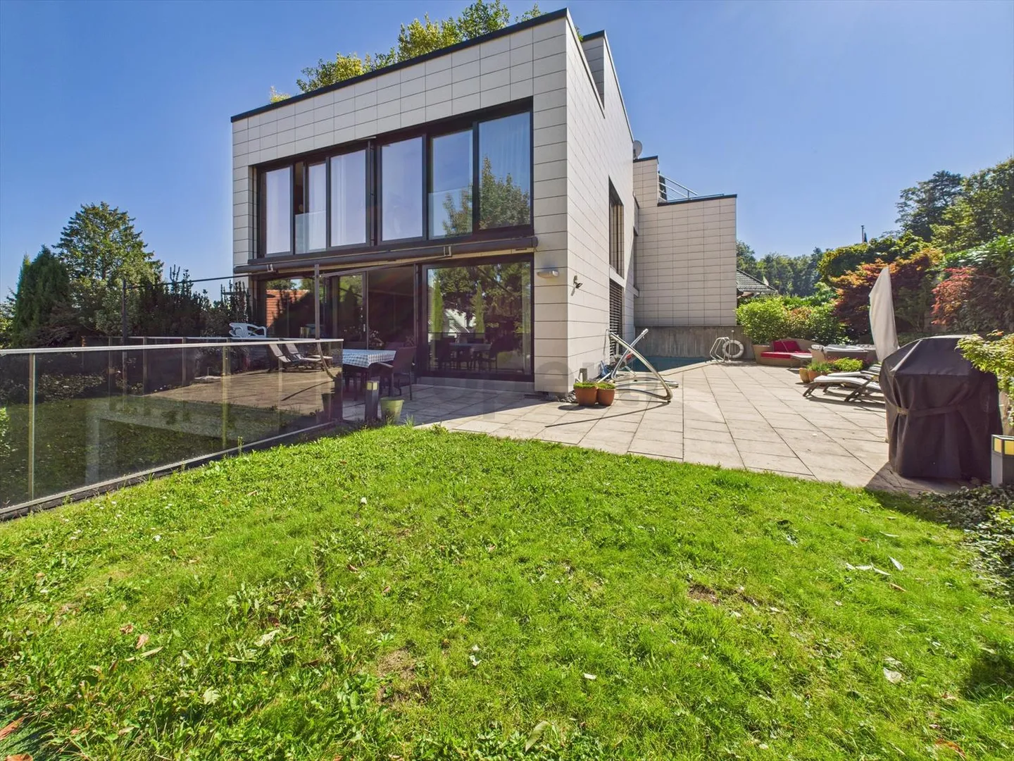 Bellissima casa angolare a Rüschlikon - Foto 2 di 13