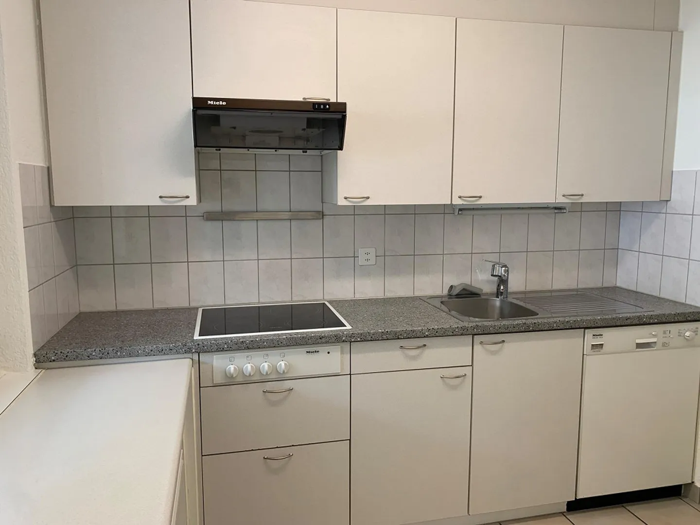 Appartement 3,5 pièces avec coin salon dans un endroit calme avec une belle vue sur la verdure - Photo 3 sur 10