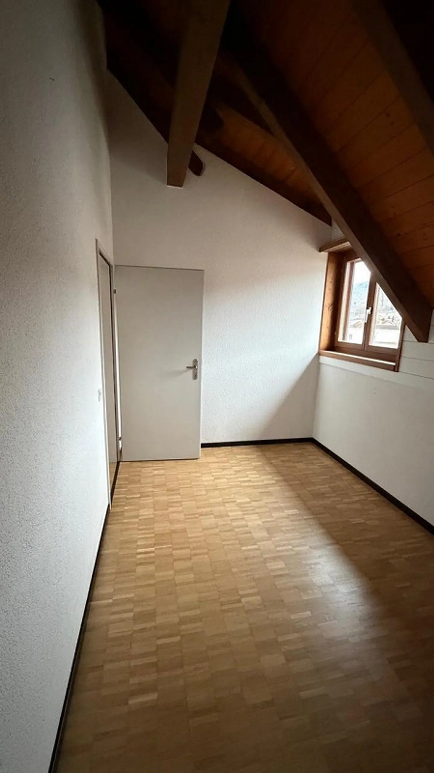 Ottimo appartamento duplex con balcone, nel cuore di Lengnau - Foto 1 di 8