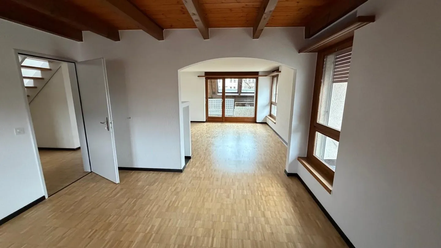 Ottimo appartamento duplex con balcone, nel cuore di Lengnau - Foto 3 di 8