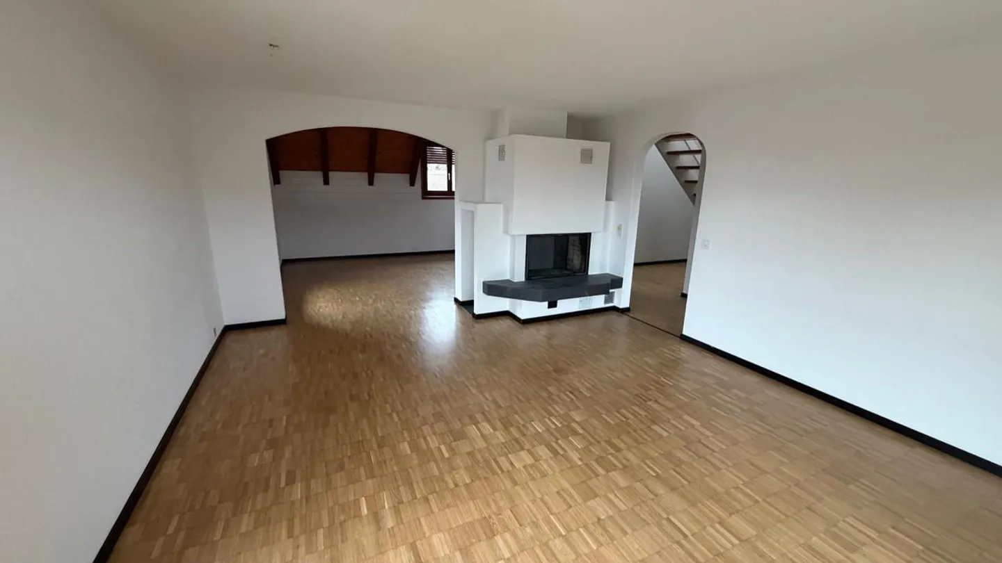 Ottimo appartamento duplex con balcone, nel cuore di Lengnau - Foto 2 di 8