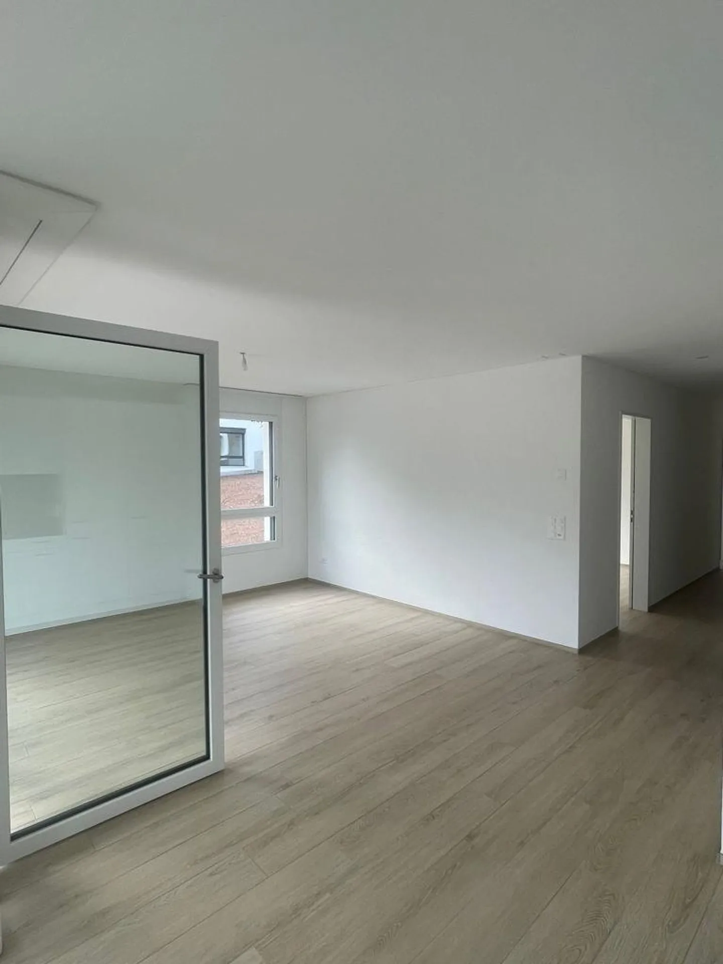 Appartement moderne de 3,5 pièces avec loggia spacieuse - Photo 2 sur 7