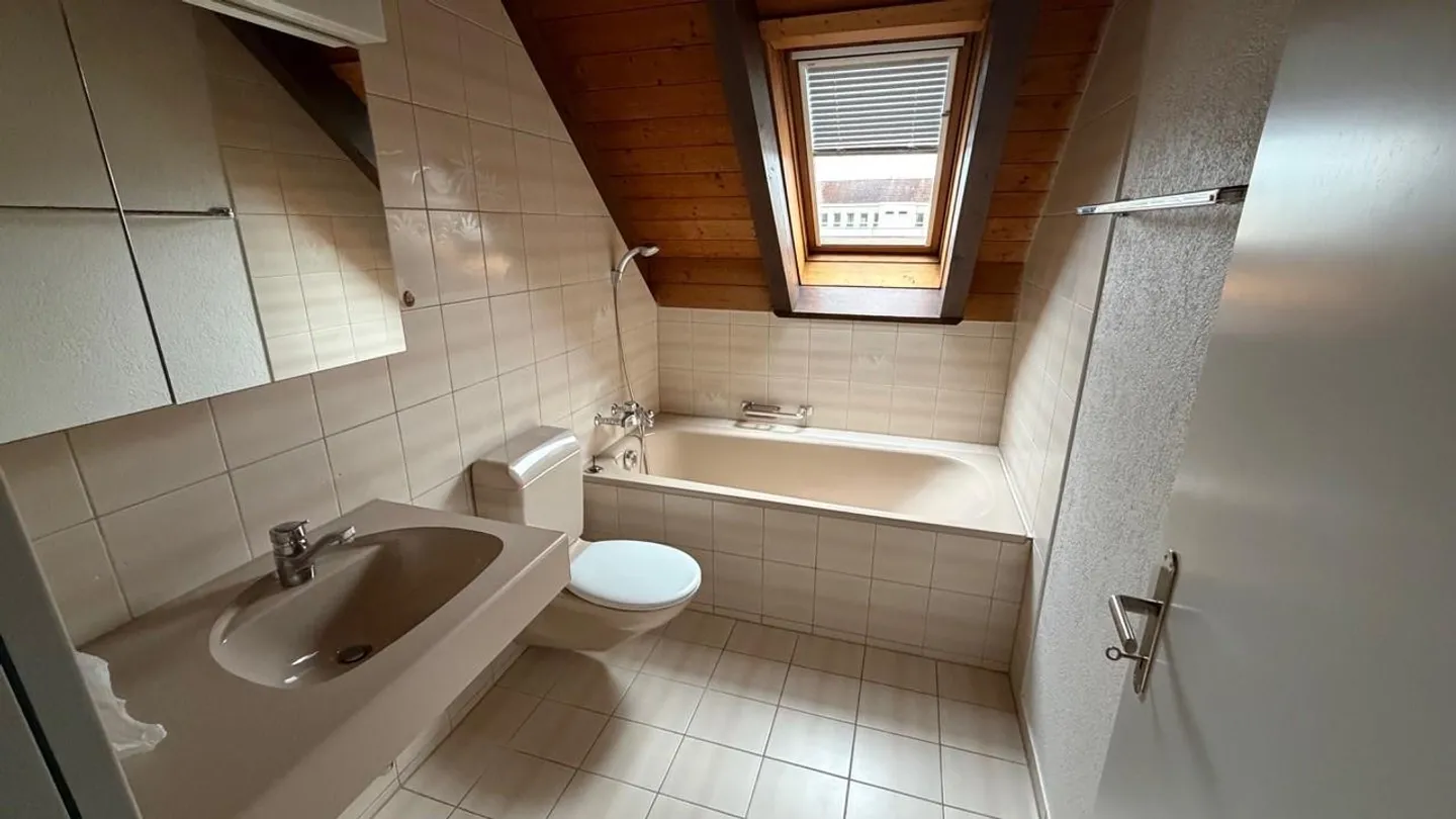 Ottimo appartamento duplex con balcone, nel cuore di Lengnau - Foto 7 di 8