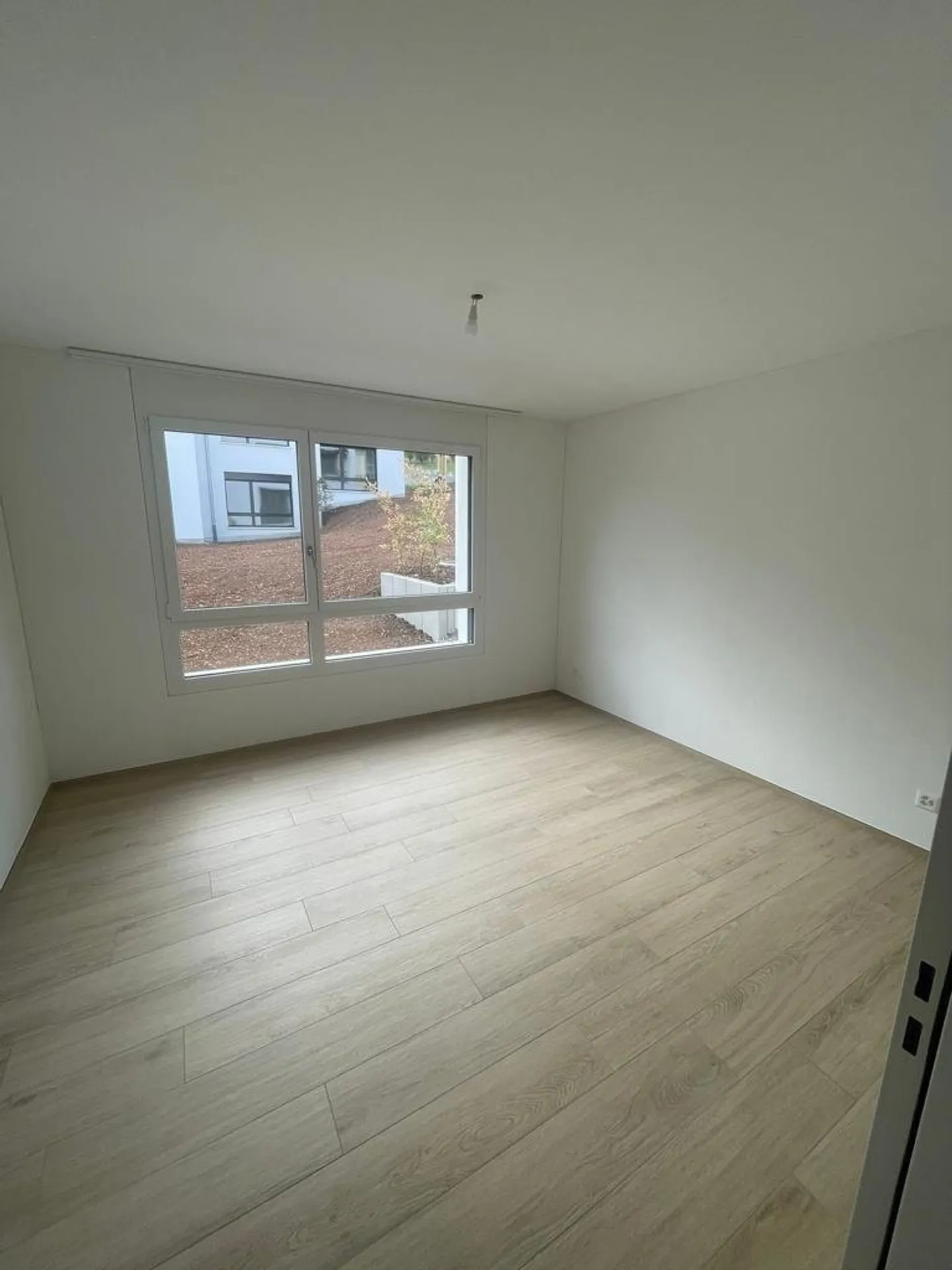 Appartement moderne de 3,5 pièces avec loggia spacieuse - Photo 4 sur 7