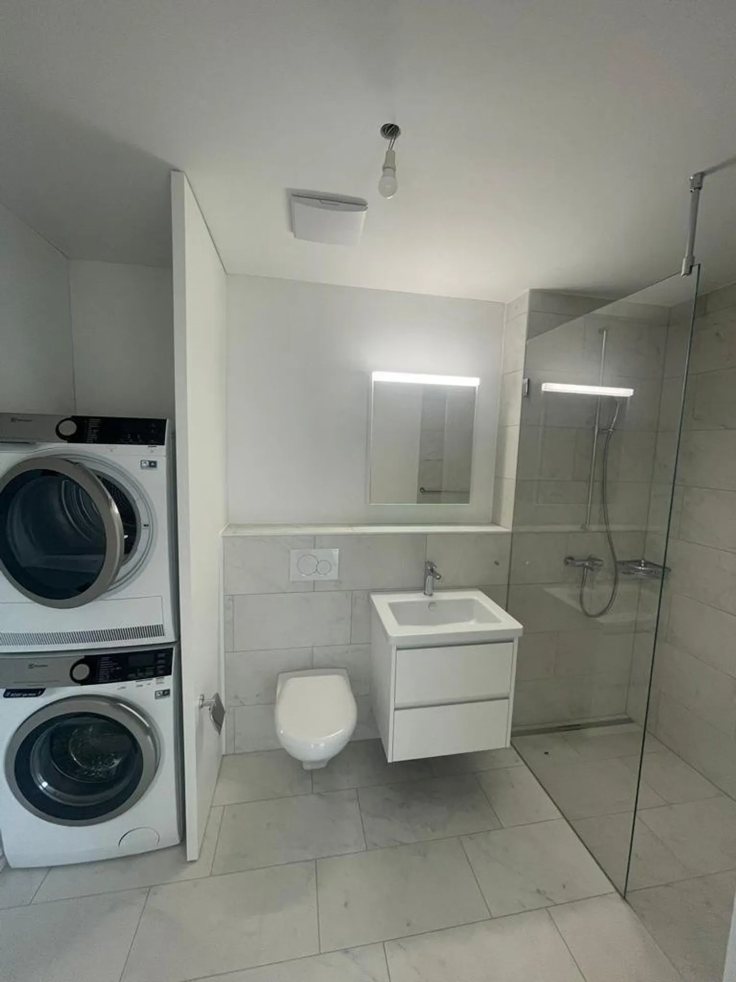 Appartement moderne de 3,5 pièces avec loggia spacieuse - Photo 6 sur 7