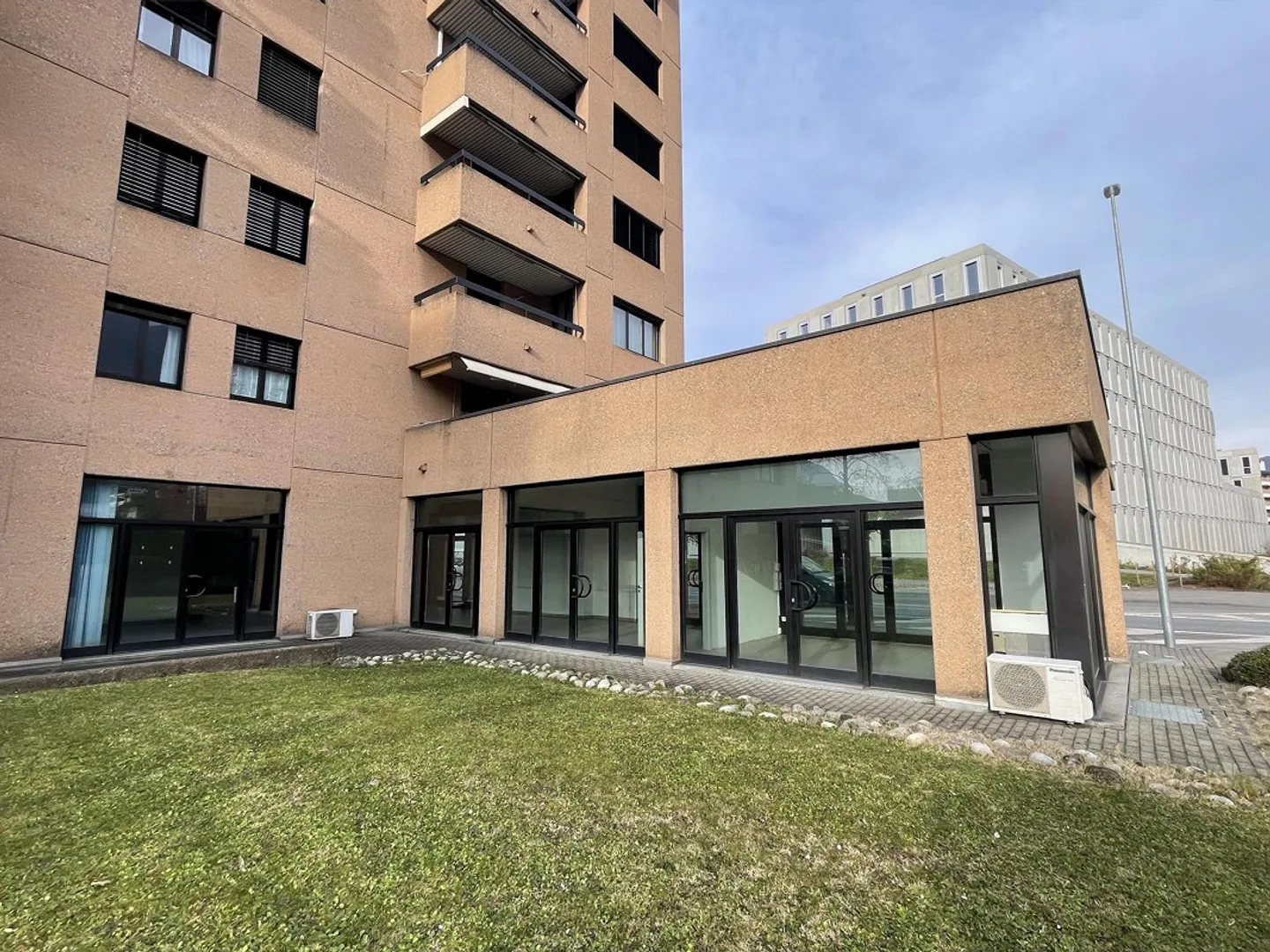 SPACIOUS COMMERCIAL SPACE WITH WINDOWS IN A HIGH-TRAFFIC AREA - Photo 9 of 13