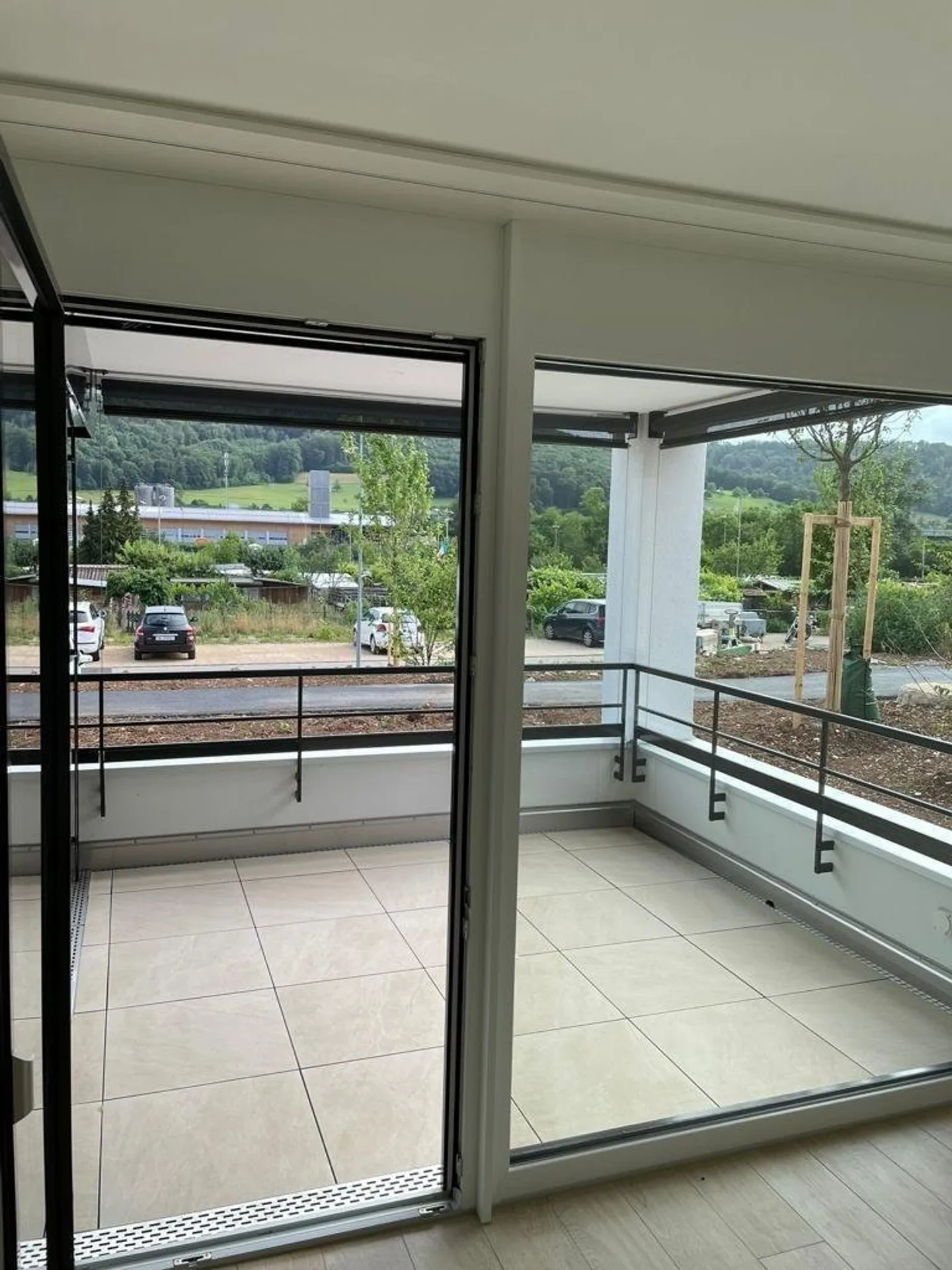 Appartement moderne de 3,5 pièces avec loggia spacieuse - Photo 5 sur 7