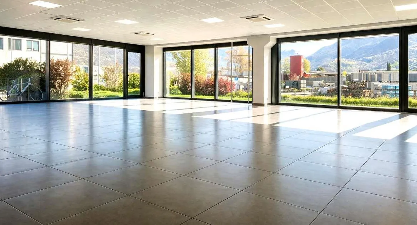 Espace commercial avec de grandes fenêtres dans un emplacement stratégique au rez-de-chaussée - Photo 3 sur 10